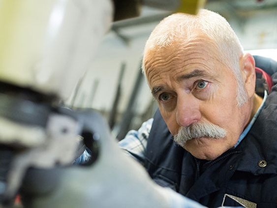 Die AK schlägt eine Altersteilzeit zwischen 62 und 67 Jahren vor, damit ein langsames Ausgleiten aus dem Arbeitsprozess möglich ist. (Foto: auremar/adobe.stock) Die AK schlägt eine Altersteilzeit zwischen 62 und 67 Jahren vor, damit ein langsames Ausgleiten aus dem Arbeitsprozess möglich ist. (Foto: auremar/adobe.stock)