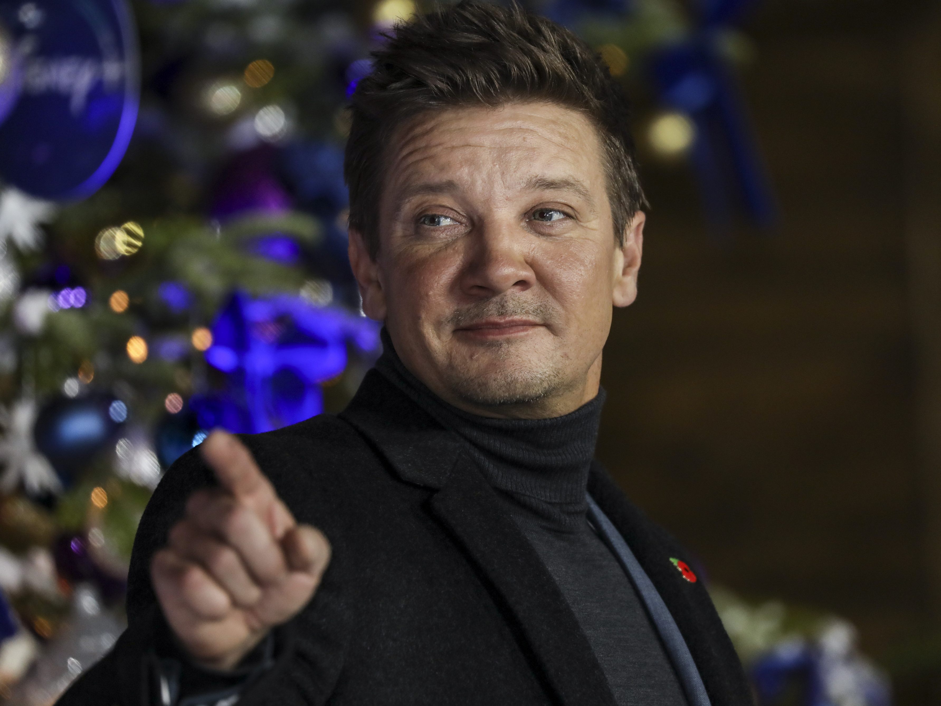 US-Schauspieler Jeremy Renner verletze sich beim Schneeschaufeln. US-Schauspieler Jeremy Renner verletze sich beim Schneeschaufeln.