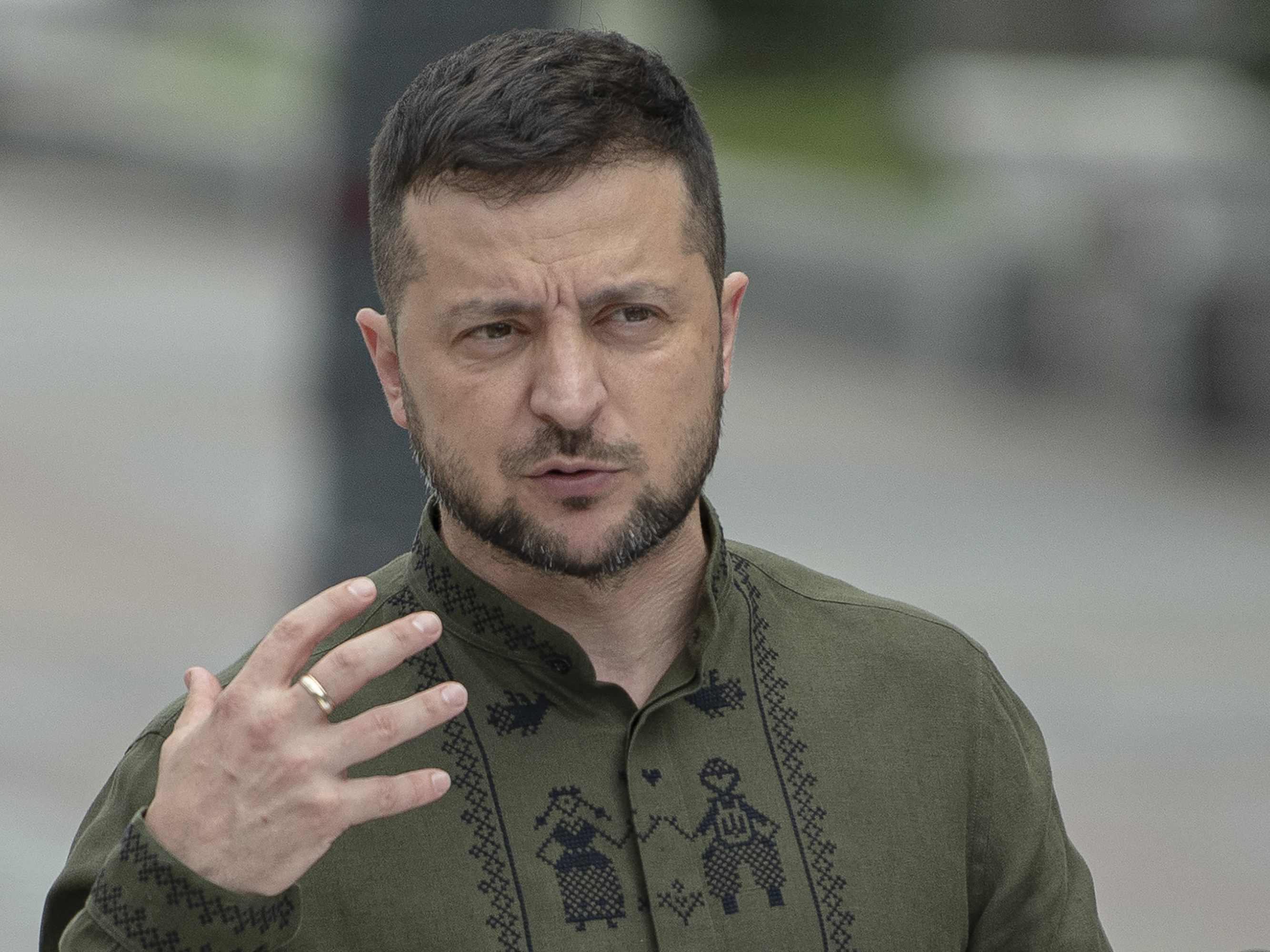 Hintergründe nach Tod von Ukraines Innenminister und 13 Personen bei Hubschrauber-Absturz unklar. Selenskyj berichtete, er habe Geheimdienst mit Aufklärung beauftragt. Hintergründe nach Tod von Ukraines Innenminister und 13 Personen bei Hubschrauber-Absturz unklar. Selenskyj berichtete, er habe Geheimdienst mit Aufklärung beauftragt.