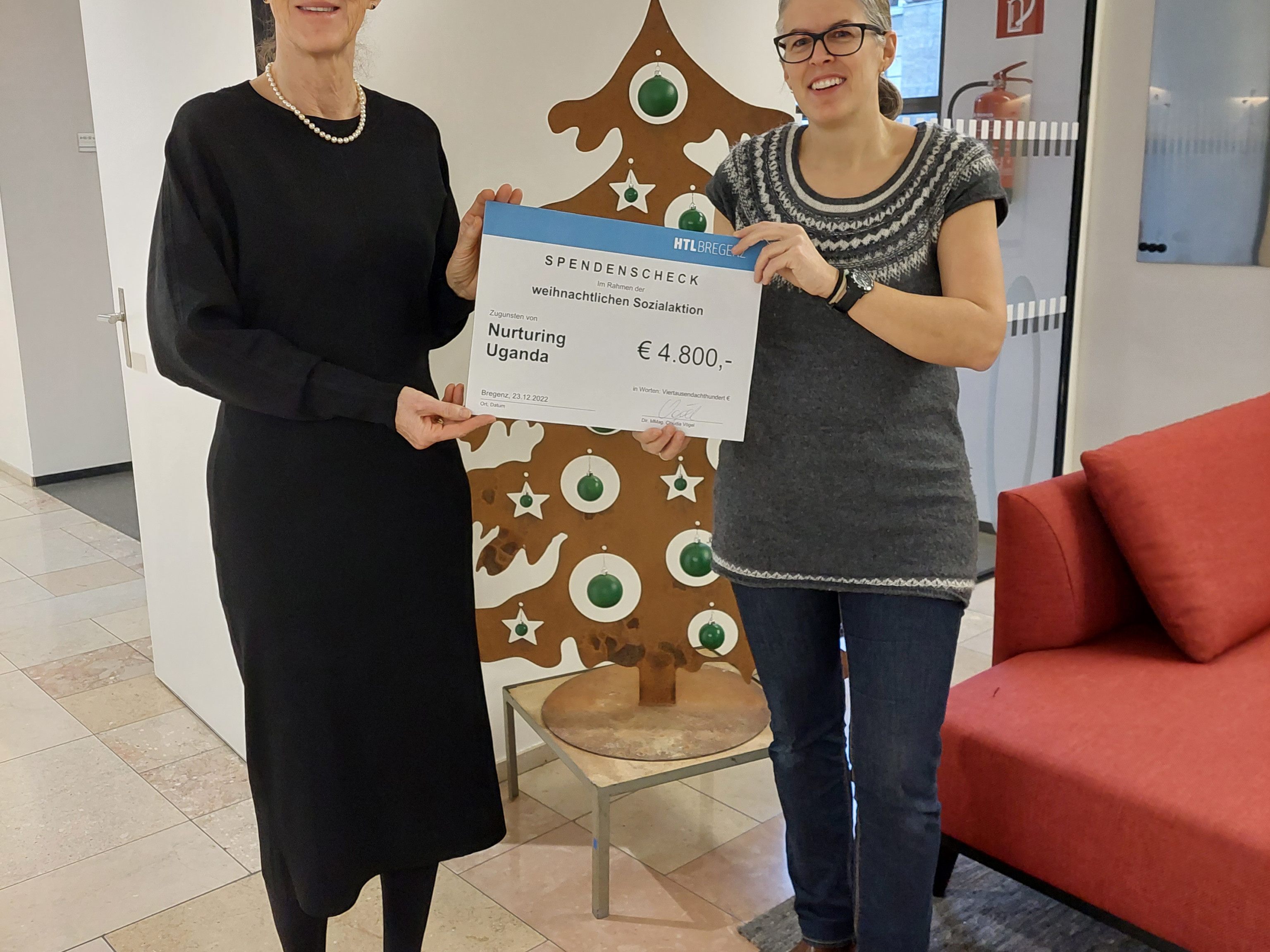 Mit Stolz halten Frau Direktor MMag. Claudia Vögel und Organisatorin Prof. Mag. Dr. Katrin Bergmayer (v.l.n.r.) den Spendenscheck für Nurturing Uganda in Händen. Mit Stolz halten Frau Direktor MMag. Claudia Vögel und Organisatorin Prof. Mag. Dr. Katrin Bergmayer (v.l.n.r.) den Spendenscheck für Nurturing Uganda in Händen.