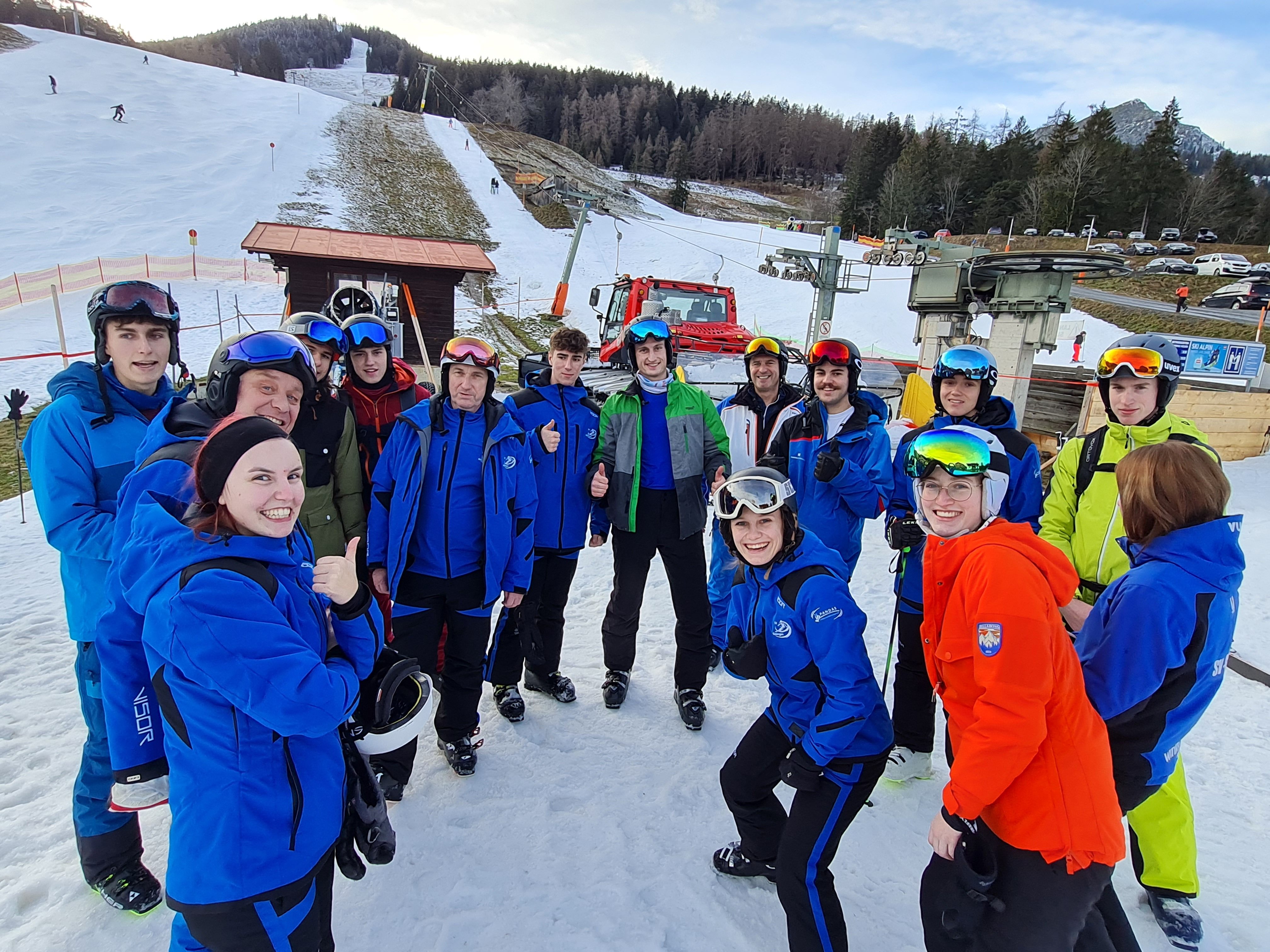 Ein Teil des Schikurs-Teams 2022