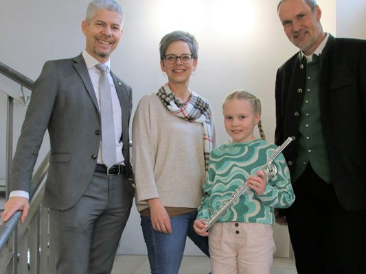 V.l.n.r.: Sparkasse Bludenz-Vorstandsdirektor Mag. Thomas Schreiber, Flötenlehrerin Susanne Mayr, Julia Lang, Musikschuldirektor Thomas Greiner