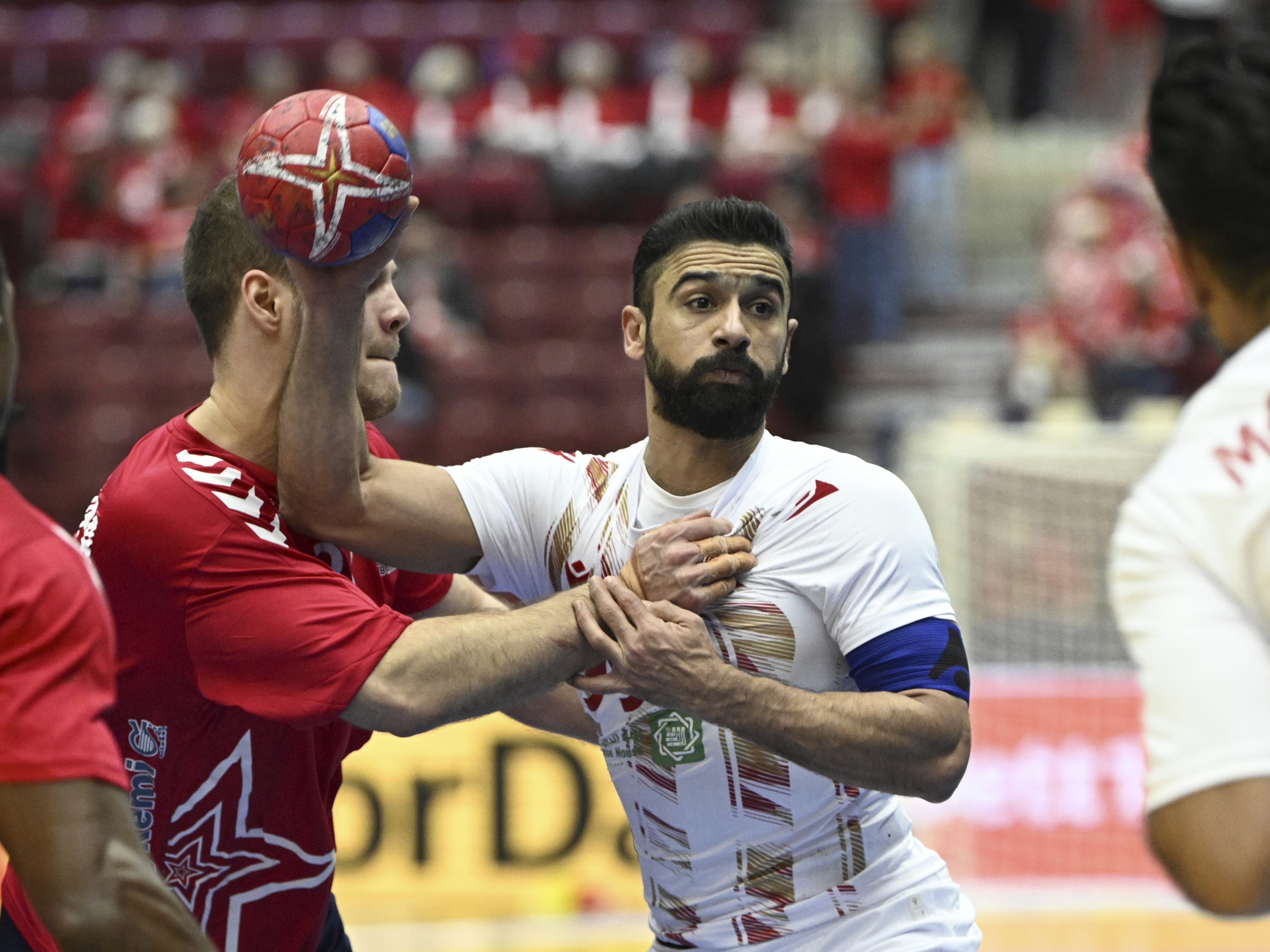 USA´s Paul Skorupa soll Bahrain´s Hussain Alsayyad bei der Handball-WM gebissen haben. USA´s Paul Skorupa soll Bahrain´s Hussain Alsayyad bei der Handball-WM gebissen haben.