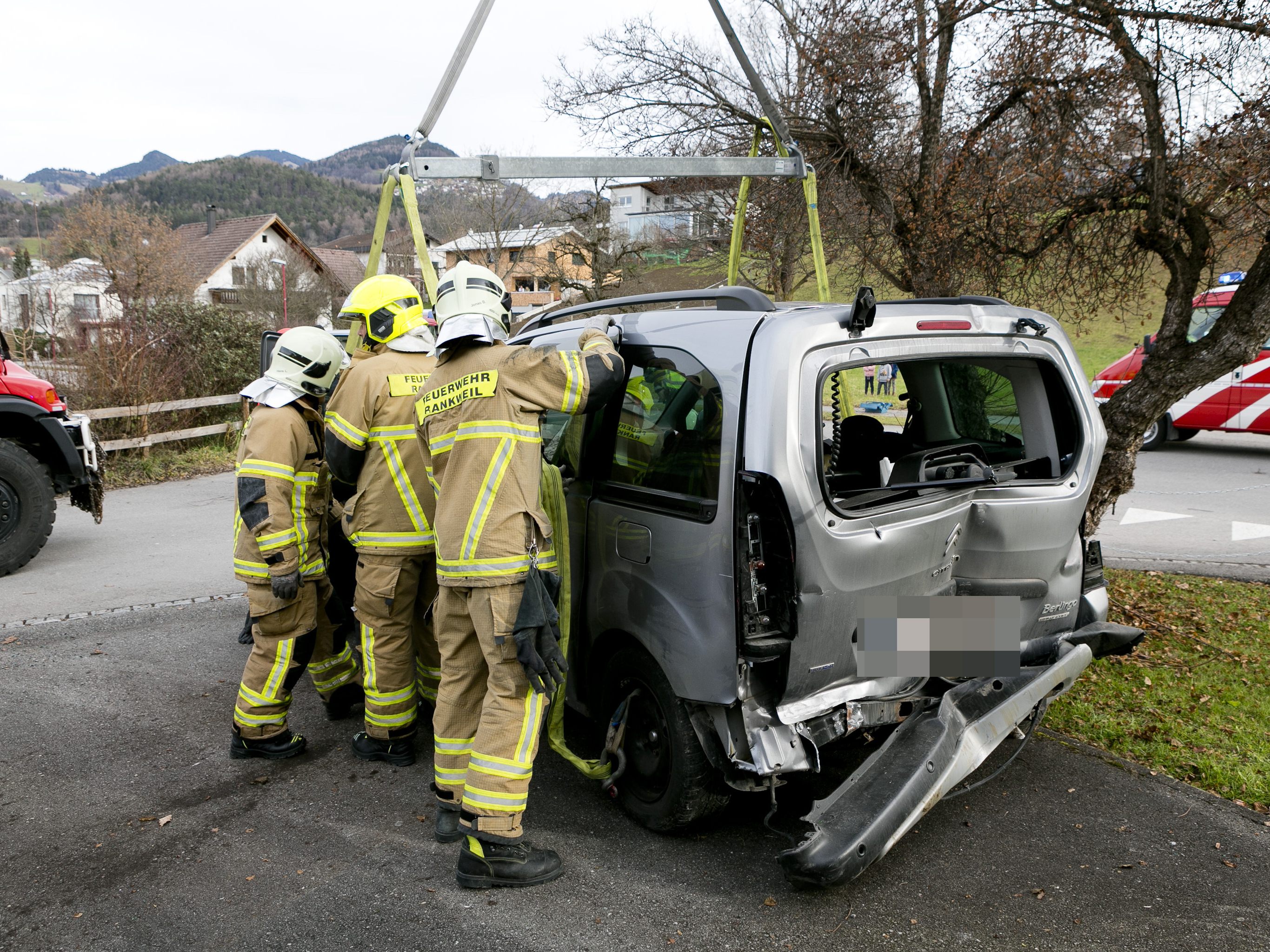 Das Fahrzeug krachte in eine Hausmauer.
