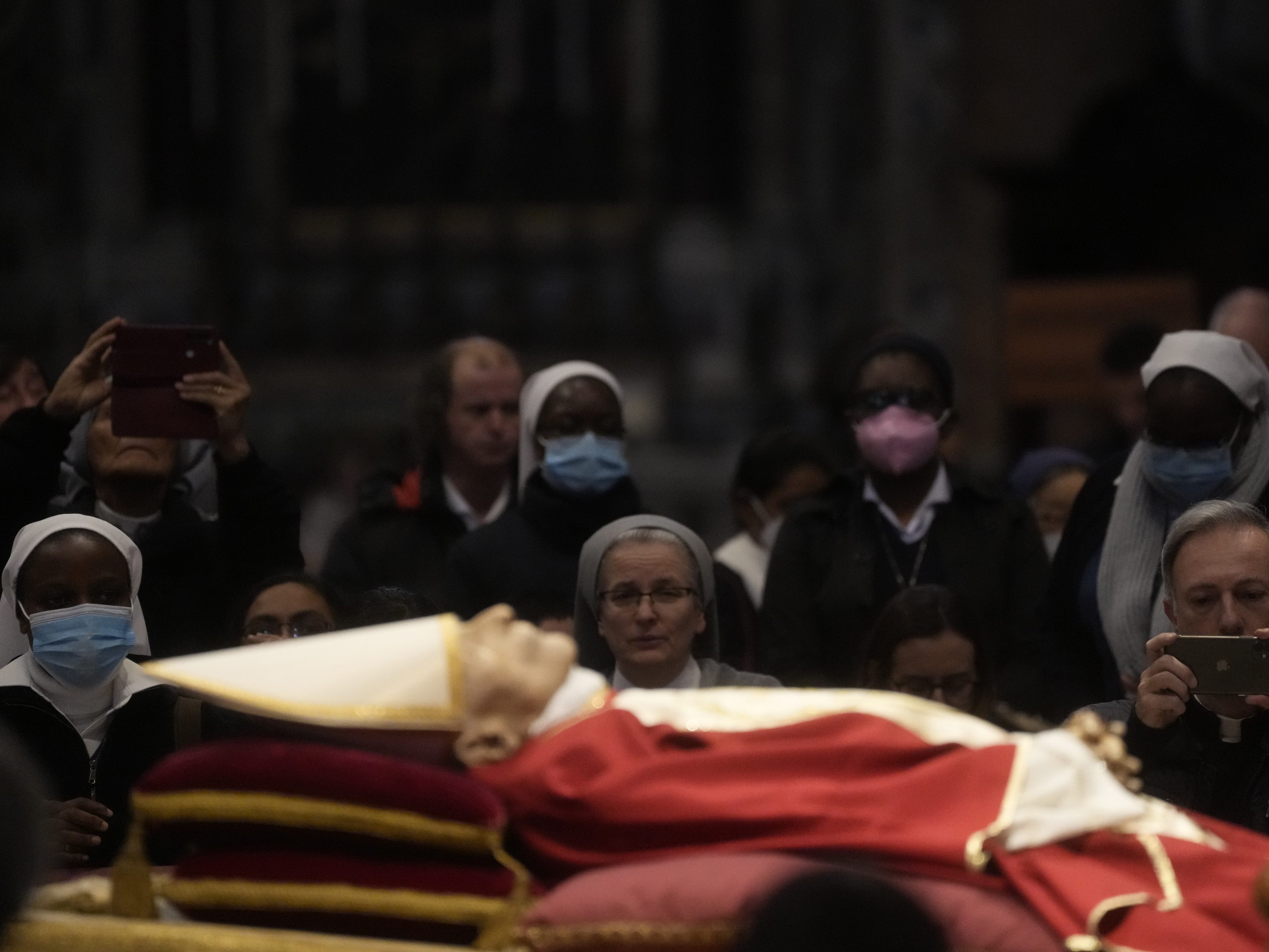 Vor dem Petersdom, in dem der verstorbene, emeritierte Papst Benedikt XVI. aufgebahrt liegt, haben sich auch am Dienstag lange Schlangen gebildet. Vor dem Petersdom, in dem der verstorbene, emeritierte Papst Benedikt XVI. aufgebahrt liegt, haben sich auch am Dienstag lange Schlangen gebildet.