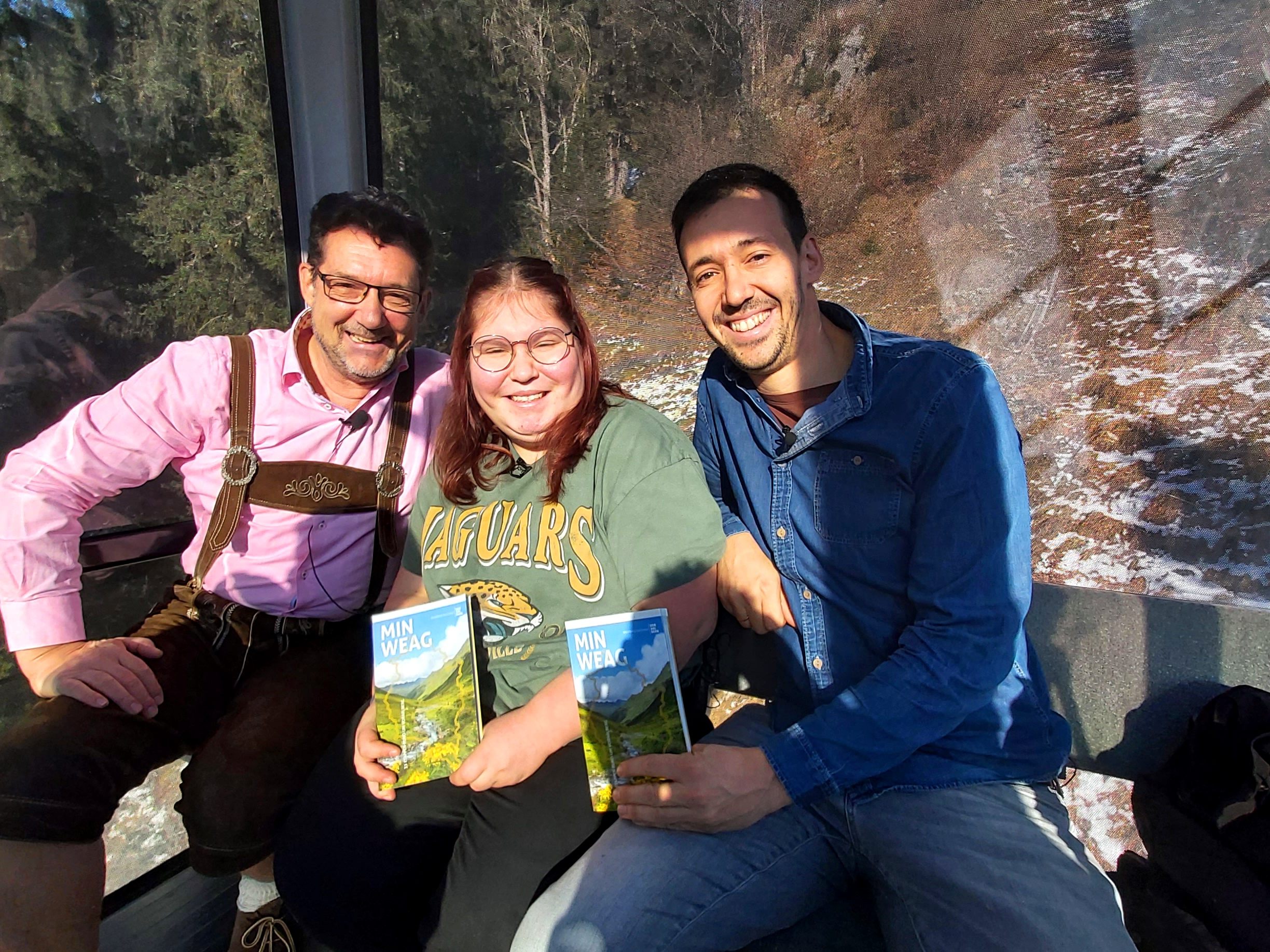 Wiktoria Brdakala (mi) und Raphael Barwart (re) von der Caritas Vorarlberg, sind zu Gast in der 265. Gondlsendung von Andreas Seeburger (li) am Muttersberg bei Bludenz-Nüziders. Wiktoria Brdakala (mi) und Raphael Barwart (re) von der Caritas Vorarlberg, sind zu Gast in der 265. Gondlsendung von Andreas Seeburger (li) am Muttersberg bei Bludenz-Nüziders.