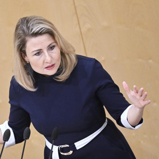 Medienministerin Susanne Raab (ÖVP) will den ORF zum Sparen bringen.