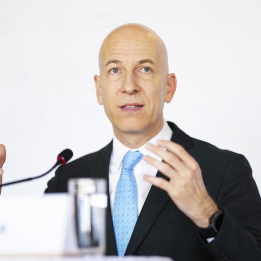Laut Arbeitsminister Martin Kocher (ÖVP) ist die Zahl der Arbeitslosen in Österreich um 22.852 Personen gesunken.