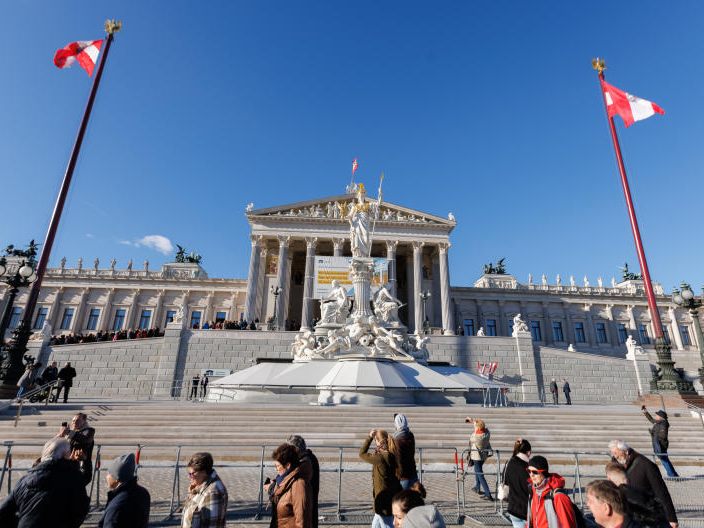 Juristin Karin Lukas fordert mehr "Menschenwürde" in Österreichs Verfassung. Juristin Karin Lukas fordert mehr "Menschenwürde" in Österreichs Verfassung.