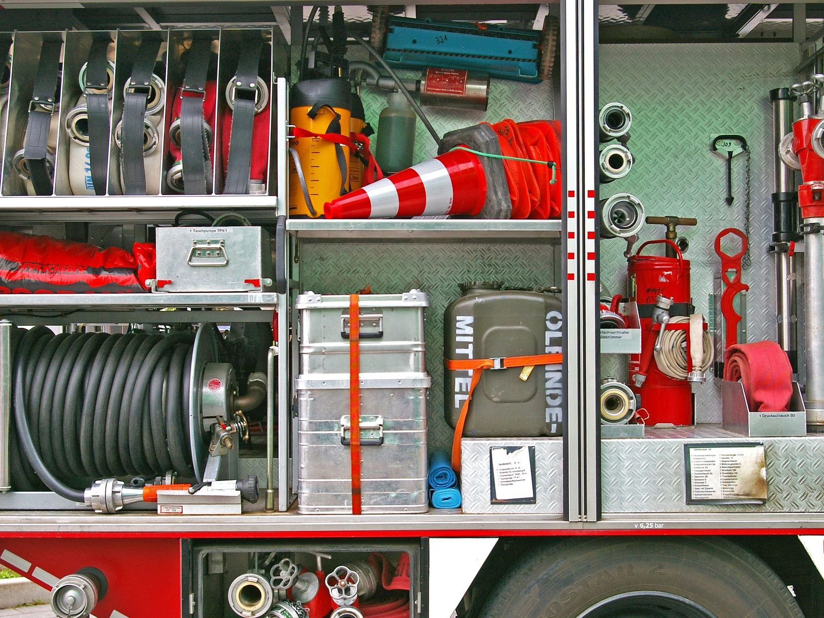 Die Wiener Feuerwehr fand einen Toten nach einem Wohnungsbrand in Wien. Die Wiener Feuerwehr fand einen Toten nach einem Wohnungsbrand in Wien.