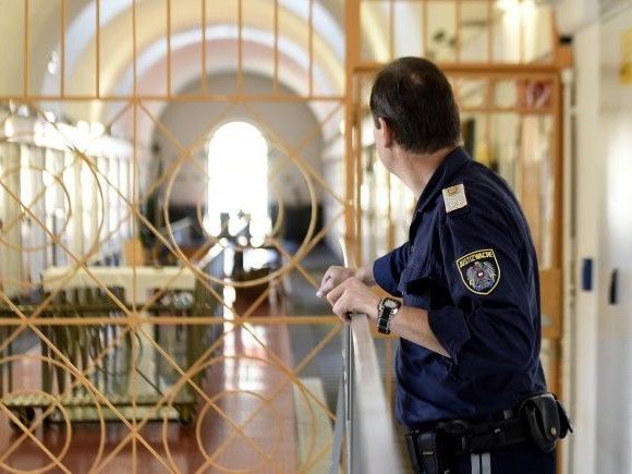 Der Verdächtige befindet sich in U-Haft. Der Verdächtige befindet sich in U-Haft.
