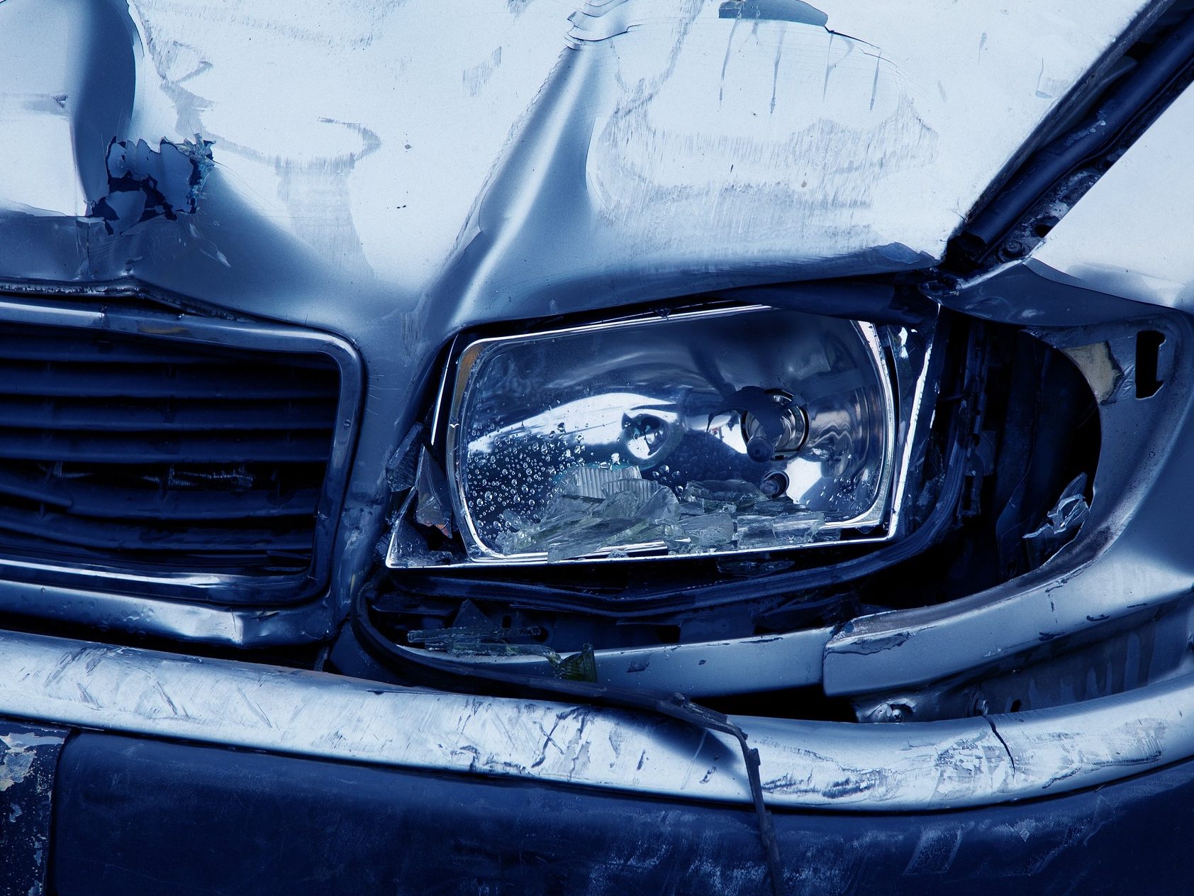 Ein Alkolenker verursachte im Bezirk Neunkirchen einen PKW-Unfall und krachte dann in einen Lkw. Ein Alkolenker verursachte im Bezirk Neunkirchen einen PKW-Unfall und krachte dann in einen Lkw.