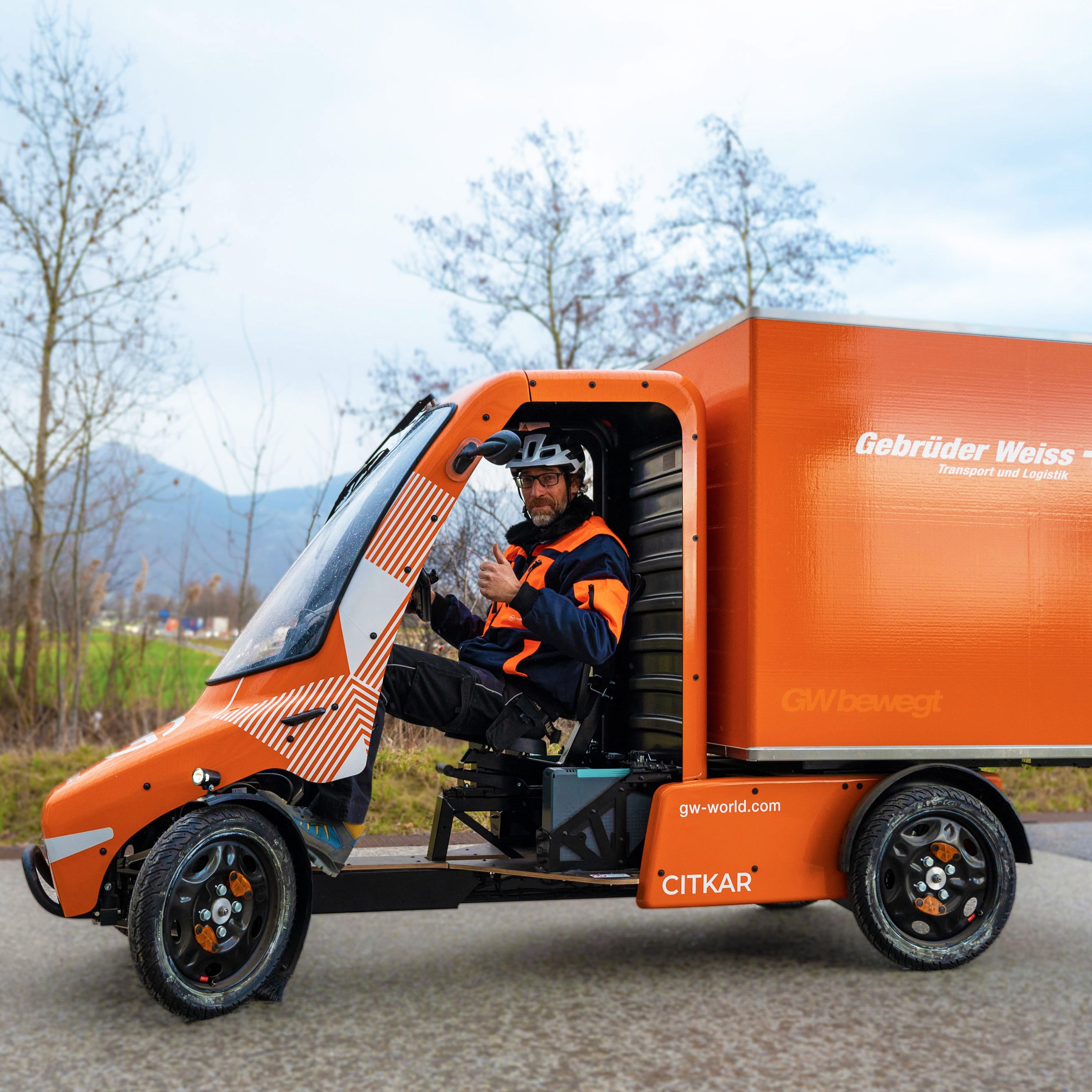 Gebrüder Weiss-Mitarbeiter testet das neue E-Lastenfahrrad.