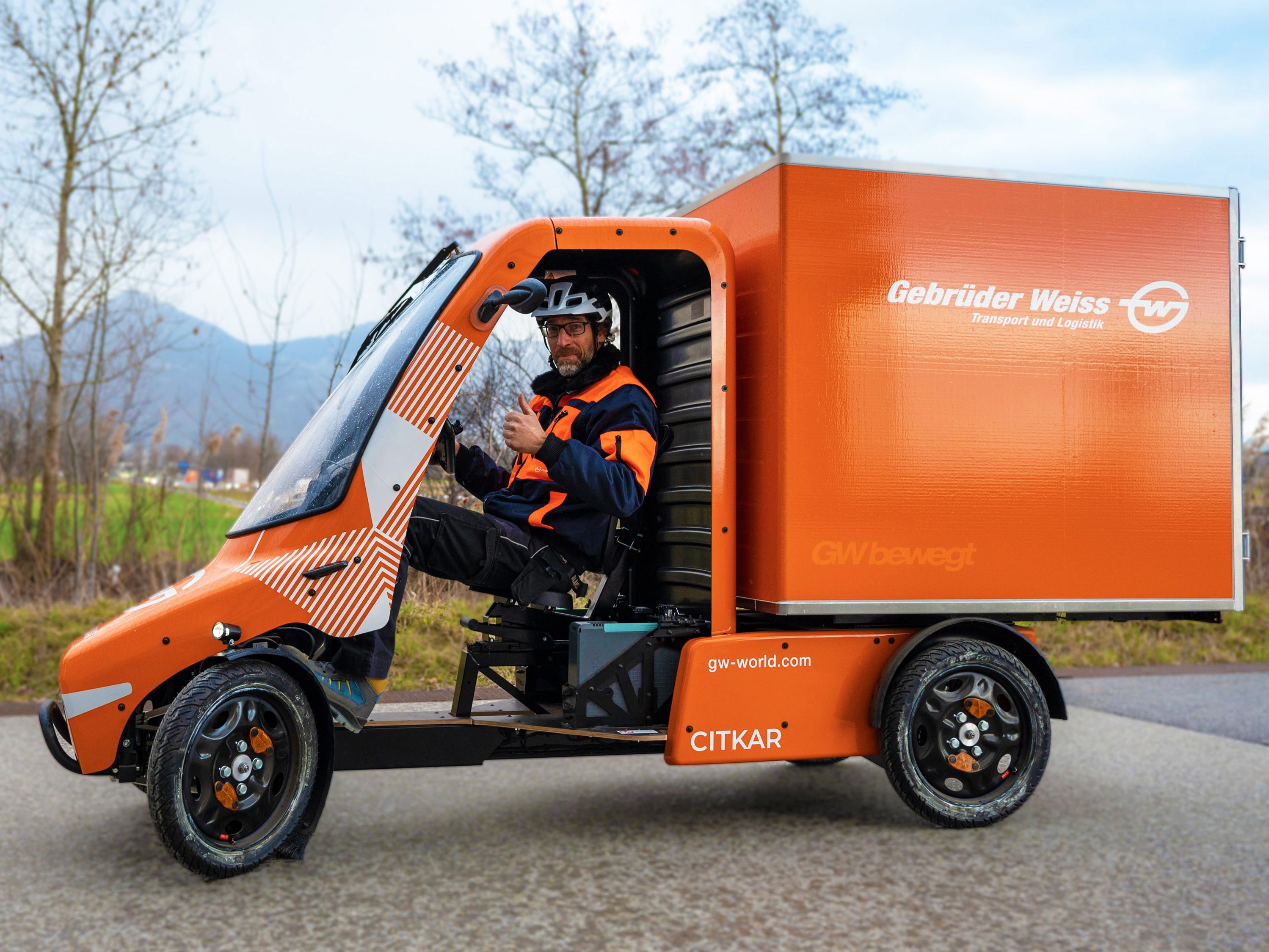 Gebrüder Weiss-Mitarbeiter testet das neue E-Lastenfahrrad.