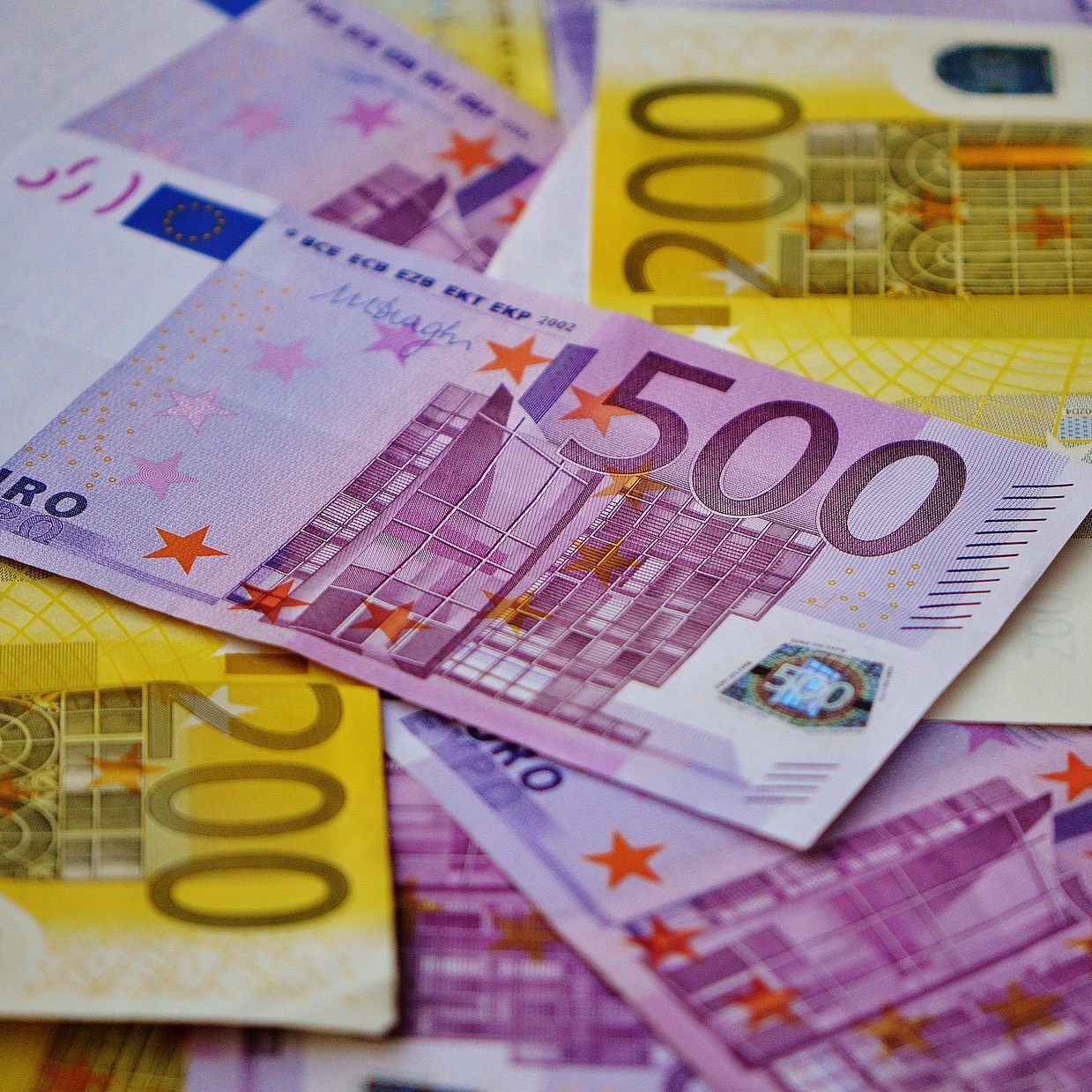 Die Inflation und negative Realzinsen belasten die Firmen-Barmittelbestände.