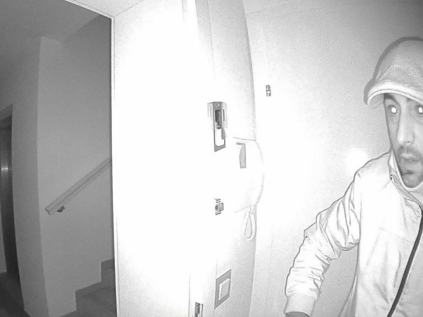Die Wiener Polizei fahndet nach einem Einbruchsdiebstahl in Wien-Döbling nach diesem Mann. Die Wiener Polizei fahndet nach einem Einbruchsdiebstahl in Wien-Döbling nach diesem Mann.