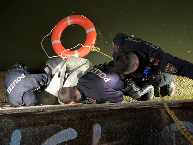 Die Frau konnte aus dem Wiener Donaukanal gerettet werden. Die Frau konnte aus dem Wiener Donaukanal gerettet werden.