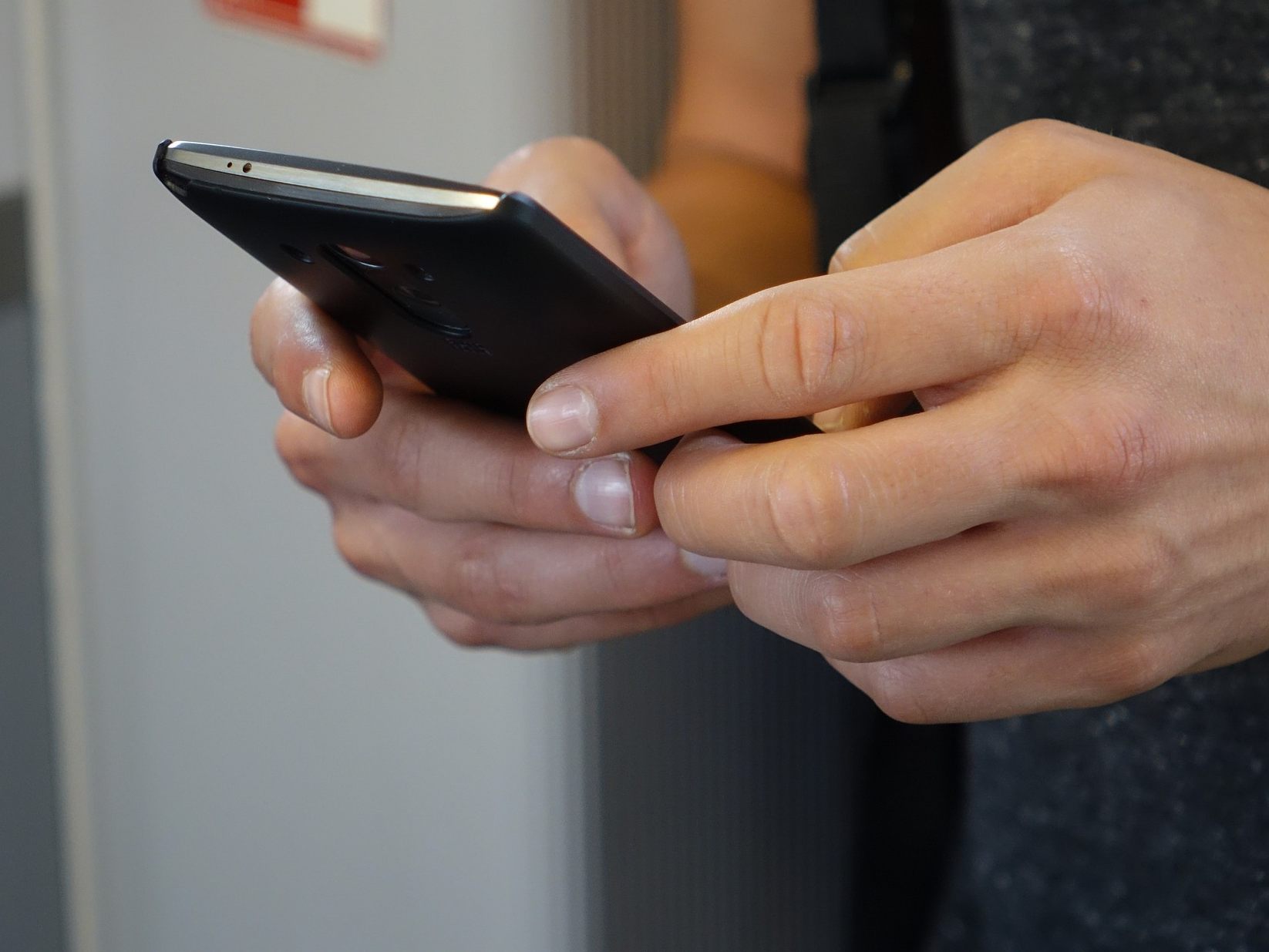 Betrüger geben sich am Telefon als Gerichtsmitarbeiter aus. Betrüger geben sich am Telefon als Gerichtsmitarbeiter aus.