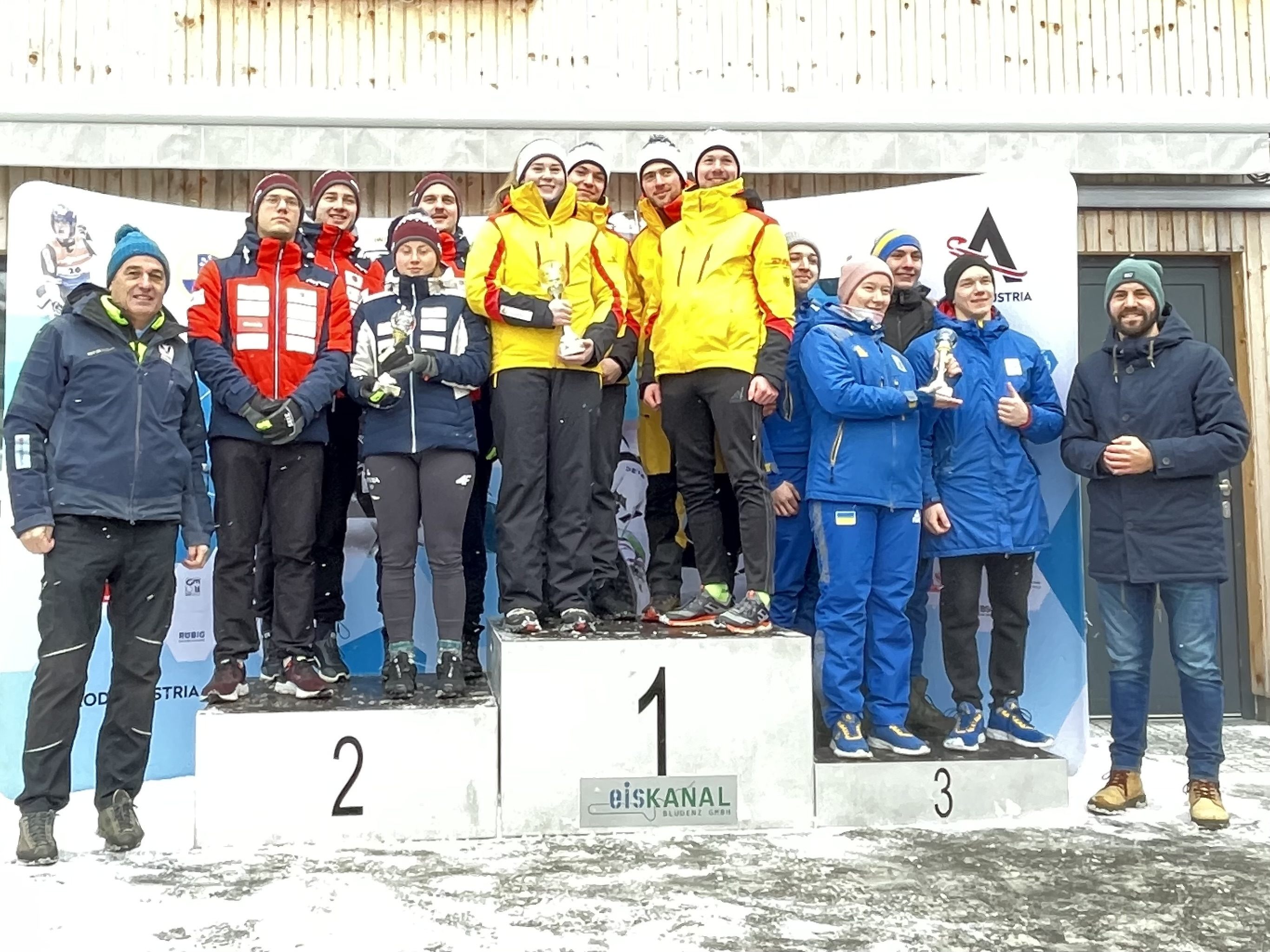 Siegerehrung Teamstaffel, v.l.: Sportwart Manfred Heinzelmaier, Lettland (2.), Deutschland (1.), Slowakei (3.), Bürgermeister Simon Tschann. Siegerehrung Teamstaffel, v.l.: Sportwart Manfred Heinzelmaier, Lettland (2.), Deutschland (1.), Slowakei (3.), Bürgermeister Simon Tschann.