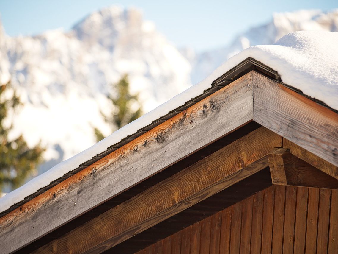 Angestellter bedrohte Gäste in Tiroler Hütte mit Revolver und Messer. Angestellter bedrohte Gäste in Tiroler Hütte mit Revolver und Messer.