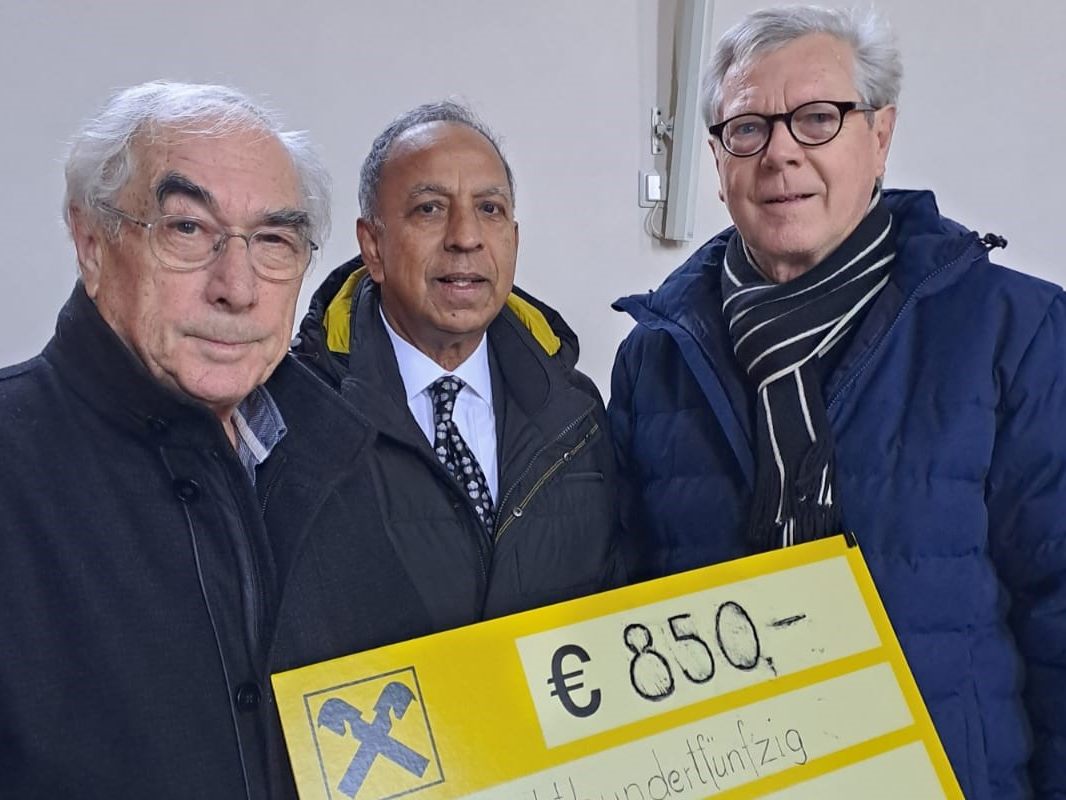 Scheckübergabe an den Nenzinger Pfarrer