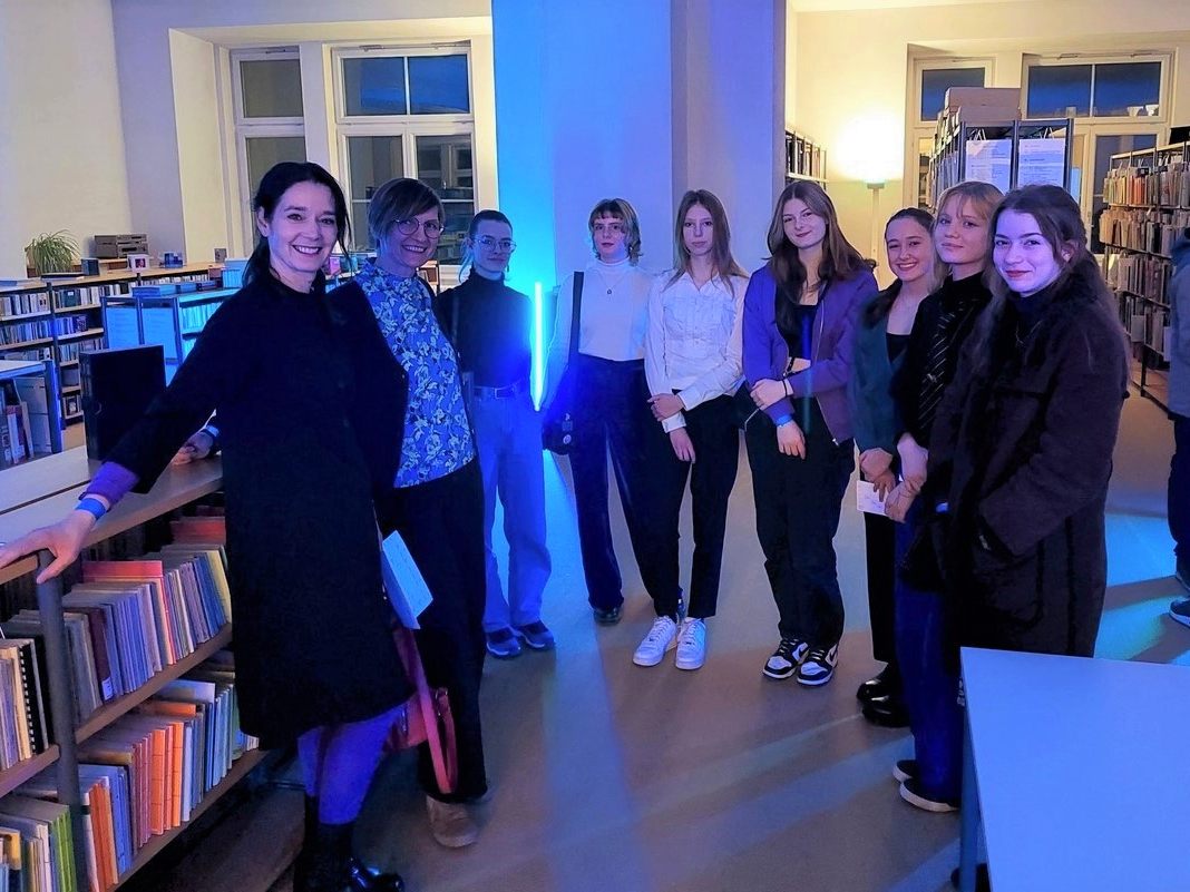 BORG-Schülerinnen mit den Lehrerinnen Maria Meusburger-Bereuter und Elisabeth Marxgut. BORG-Schülerinnen mit den Lehrerinnen Maria Meusburger-Bereuter und Elisabeth Marxgut.