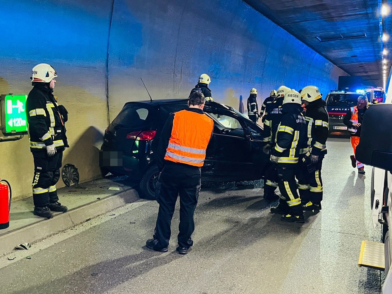 Unfall im Pfändertunnel - Der Tunnel musste komplett gesperrt werden.