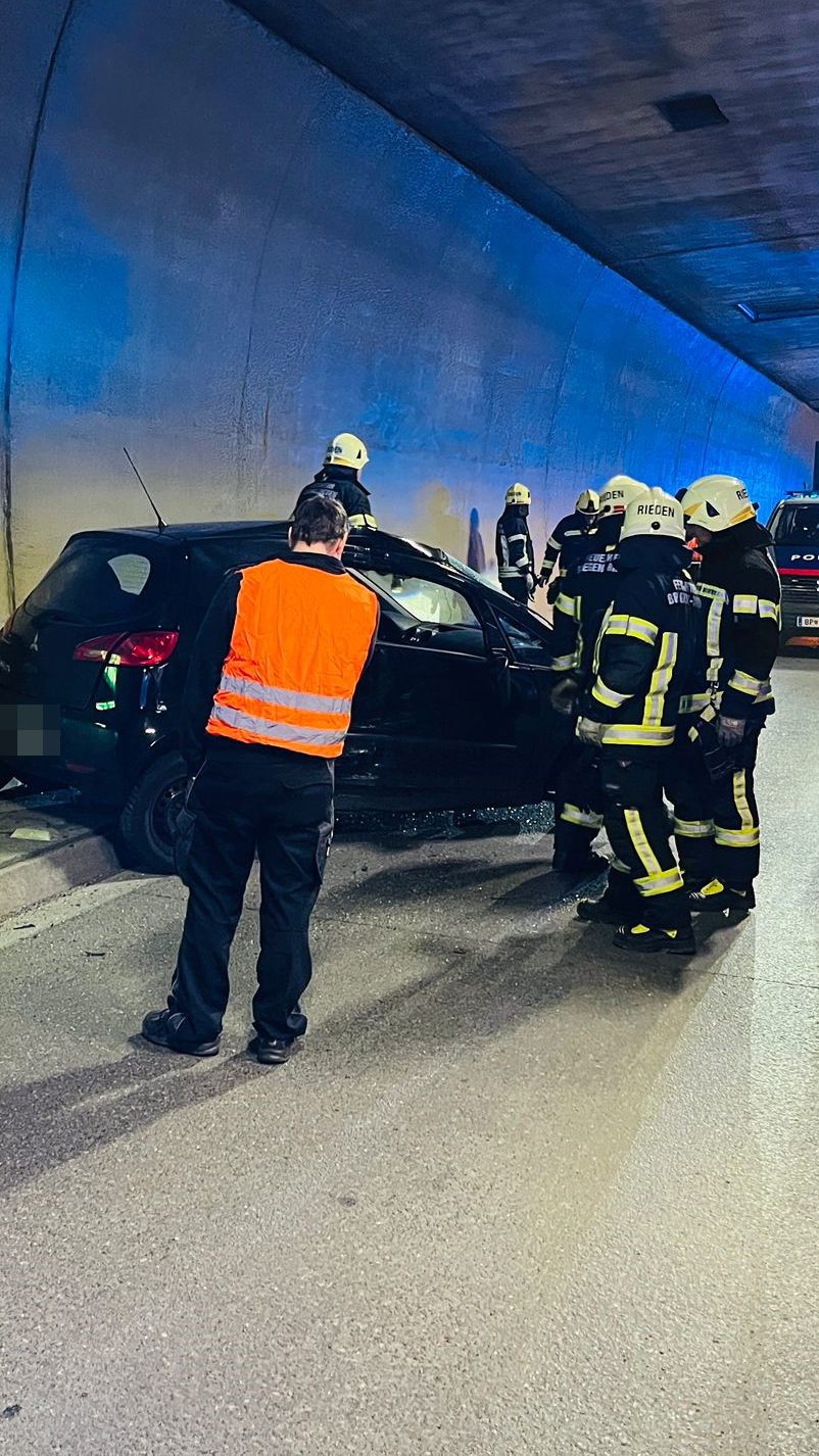 Unfall im Pfändertunnel - Der Tunnel musste komplett gesperrt werden.