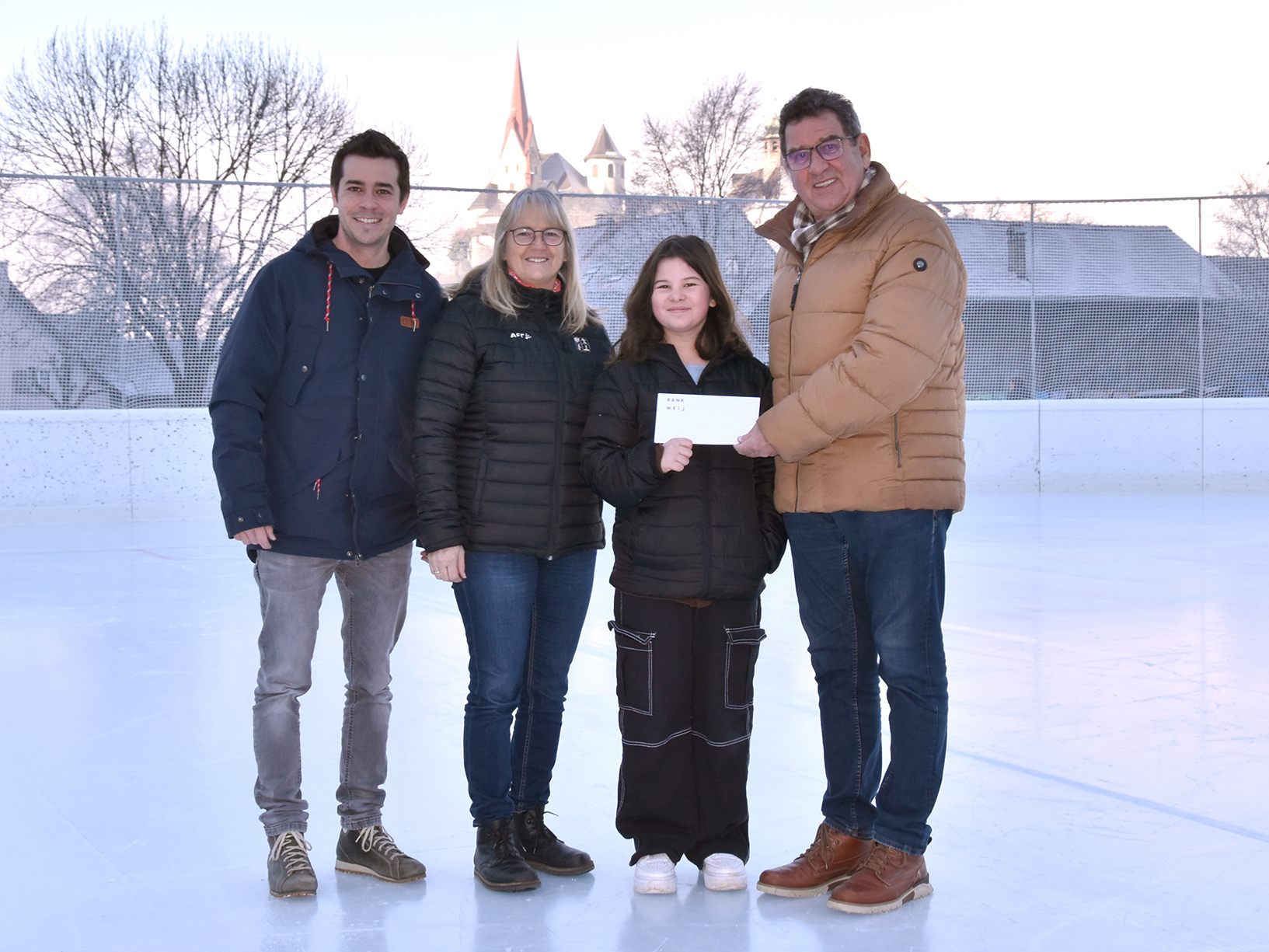 (v.l.) Andreas Wally von der Marktgemeinde Rankweil, Conny Ketterer vom Eislaufplatz Gastra, Gewinnerin Sabina Szabo und Gemeinderat Helmut Jenny bei der Übergabe des Gutscheins (v.l.) Andreas Wally von der Marktgemeinde Rankweil, Conny Ketterer vom Eislaufplatz Gastra, Gewinnerin Sabina Szabo und Gemeinderat Helmut Jenny bei der Übergabe des Gutscheins