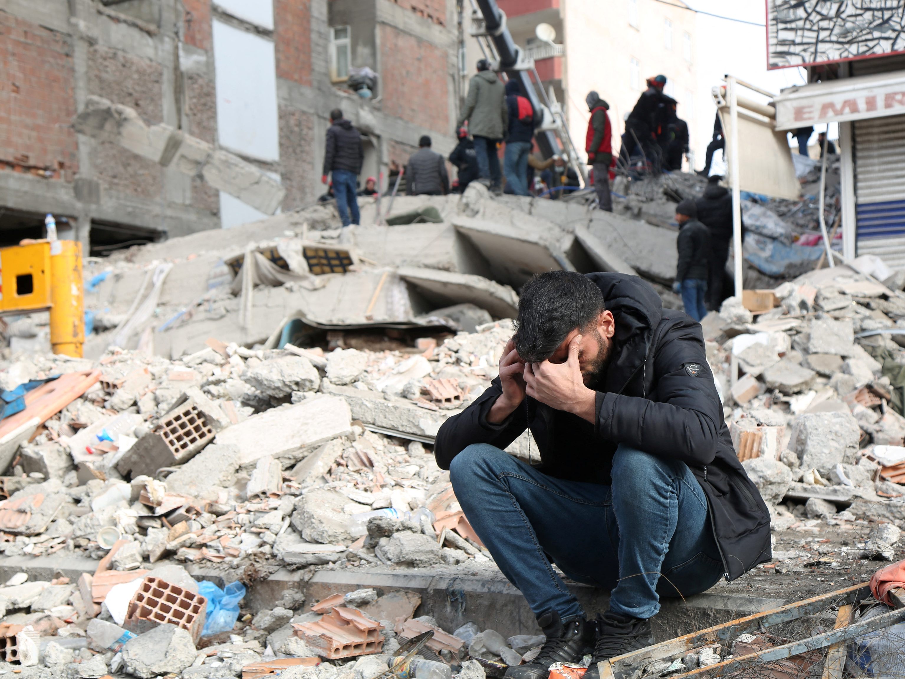 Die Zahl der Todesopfer nach dem schweren Erdbeben an der Grenze zwischen der Türkei und Syrien ist am Mittwoch auf fast 10.000 gestiegen. Die Zahl der Todesopfer nach dem schweren Erdbeben an der Grenze zwischen der Türkei und Syrien ist am Mittwoch auf fast 10.000 gestiegen.