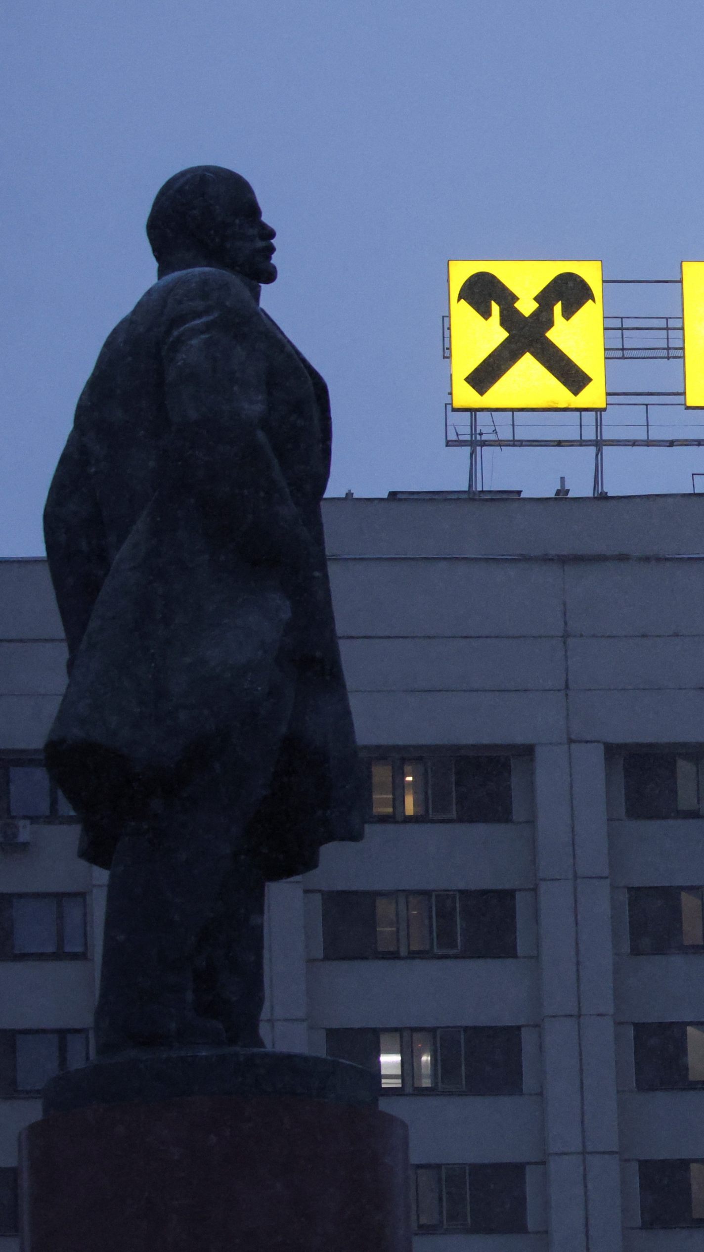 Nach Kreditstundungen für im Ukraine-Krieg kämpfende russische Soldaten wächst der Druck auf Banken wie Raiffeisen und Unicredit, sich aus dem Russland-Geschäft zurück zu ziehen.