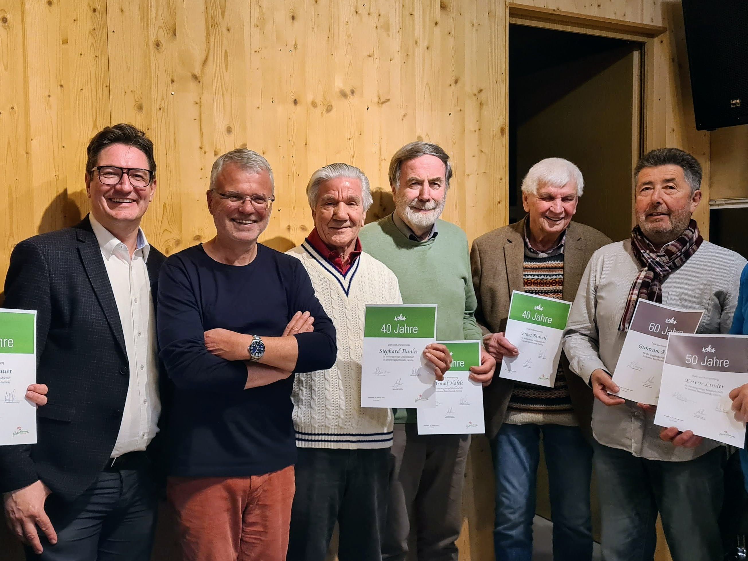 Ehrungen: (v.l.n.r) Helmut Bauer, Reinhold Einwallner, Gerhard Unterkofler, Sieghard Danler, Arnulf Häfele, Franz Brandl, Guntram Rüdisser, Erwin Linder Ehrungen: (v.l.n.r) Helmut Bauer, Reinhold Einwallner, Gerhard Unterkofler, Sieghard Danler, Arnulf Häfele, Franz Brandl, Guntram Rüdisser, Erwin Linder