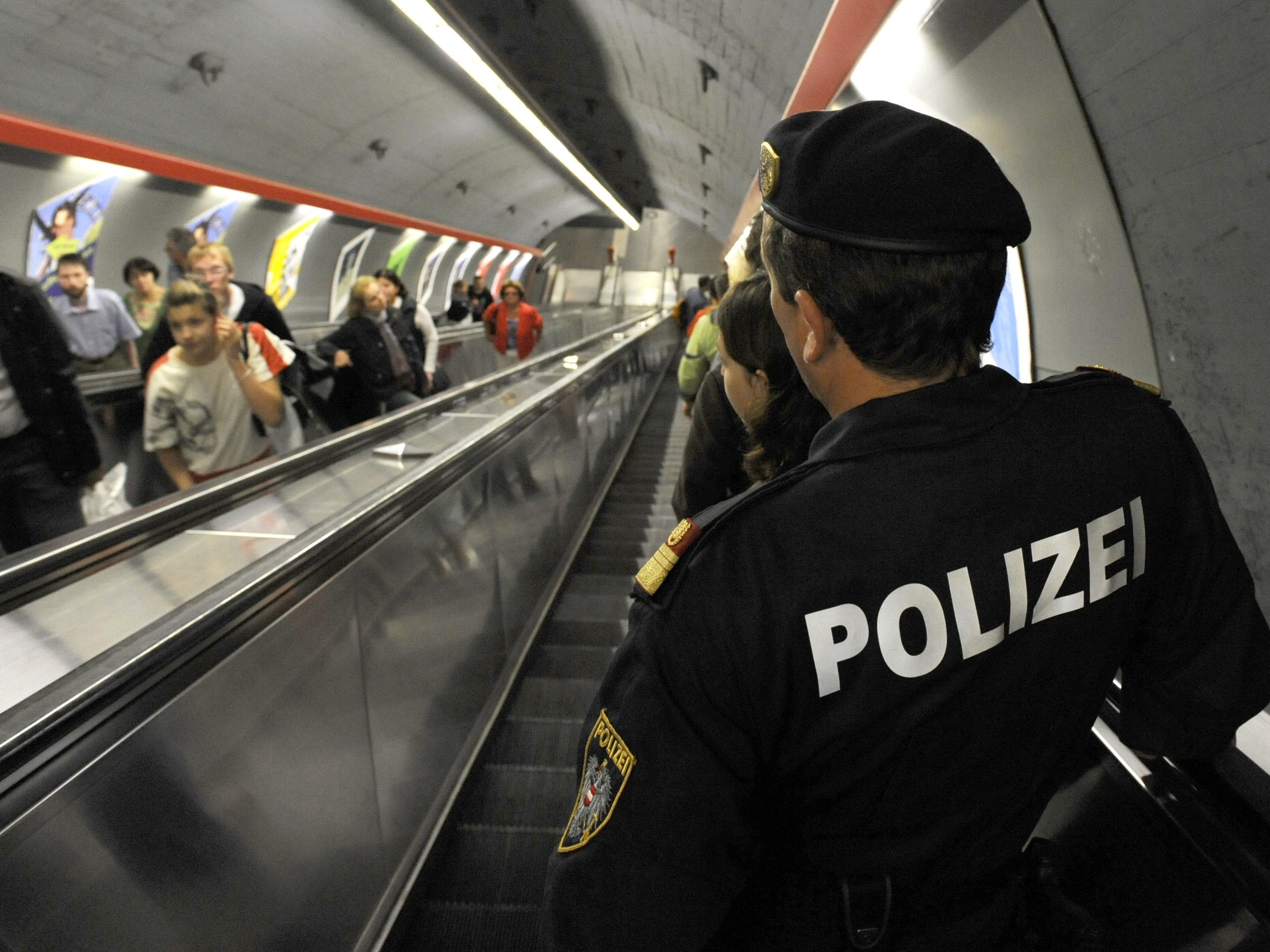 Polizei-Einsatz in der Wiener U-Bahnstation Schweglerstraße. Polizei-Einsatz in der Wiener U-Bahnstation Schweglerstraße.