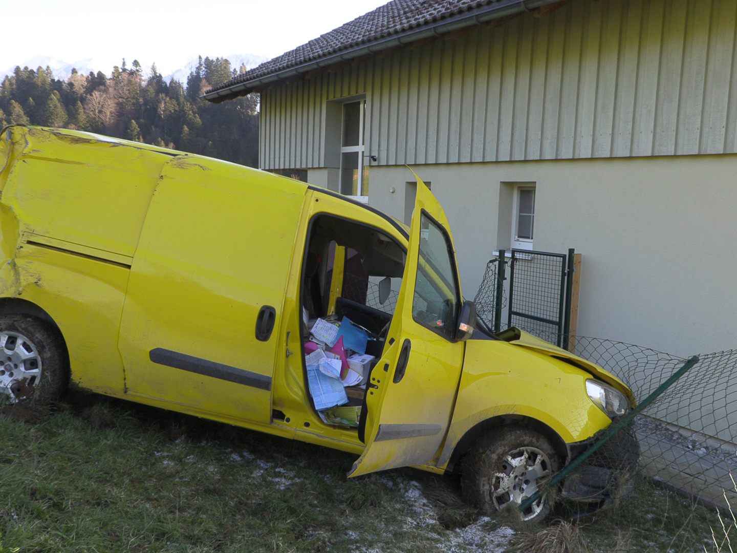 Mit Postauto abgestürzt Mit Postauto abgestürzt