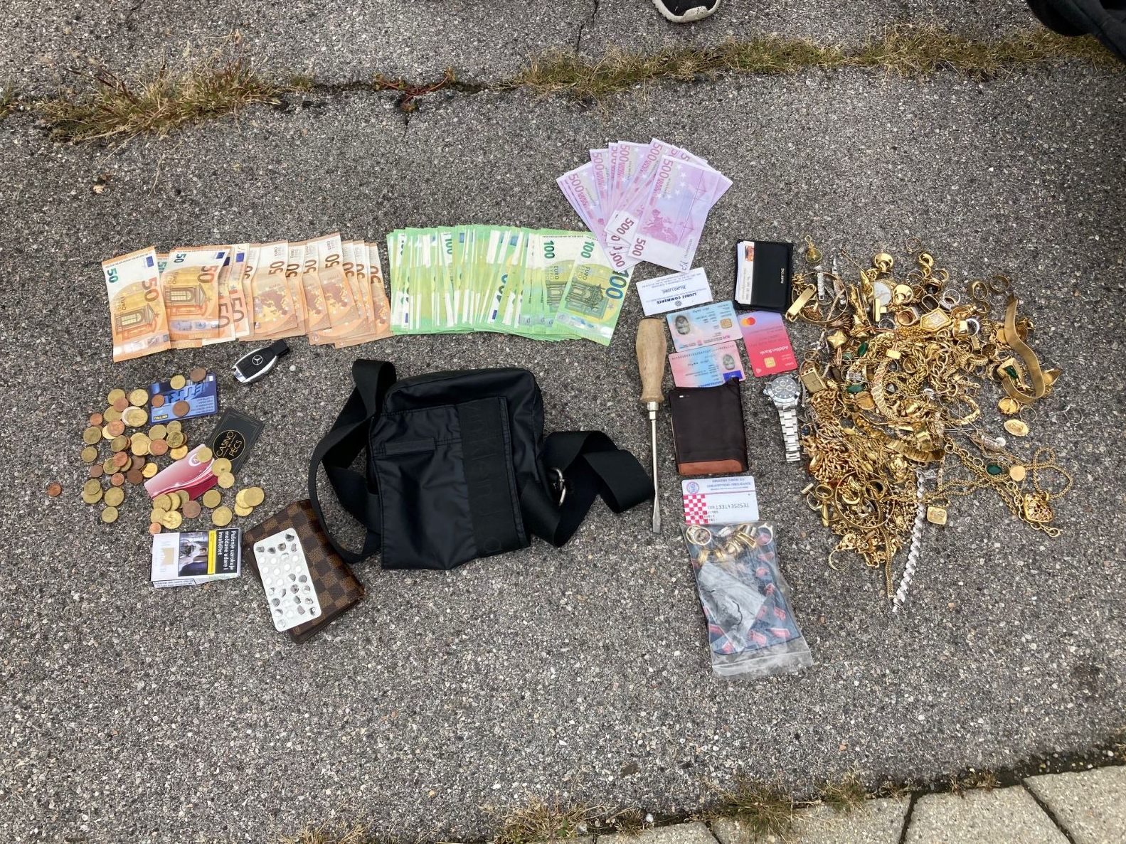 Ein diebisches Trio stahl bei Wohnungseinbrüchen in NÖ und Wien Bares und Schmuck im Wert von fast 200.000 Euro. Ein diebisches Trio stahl bei Wohnungseinbrüchen in NÖ und Wien Bares und Schmuck im Wert von fast 200.000 Euro.