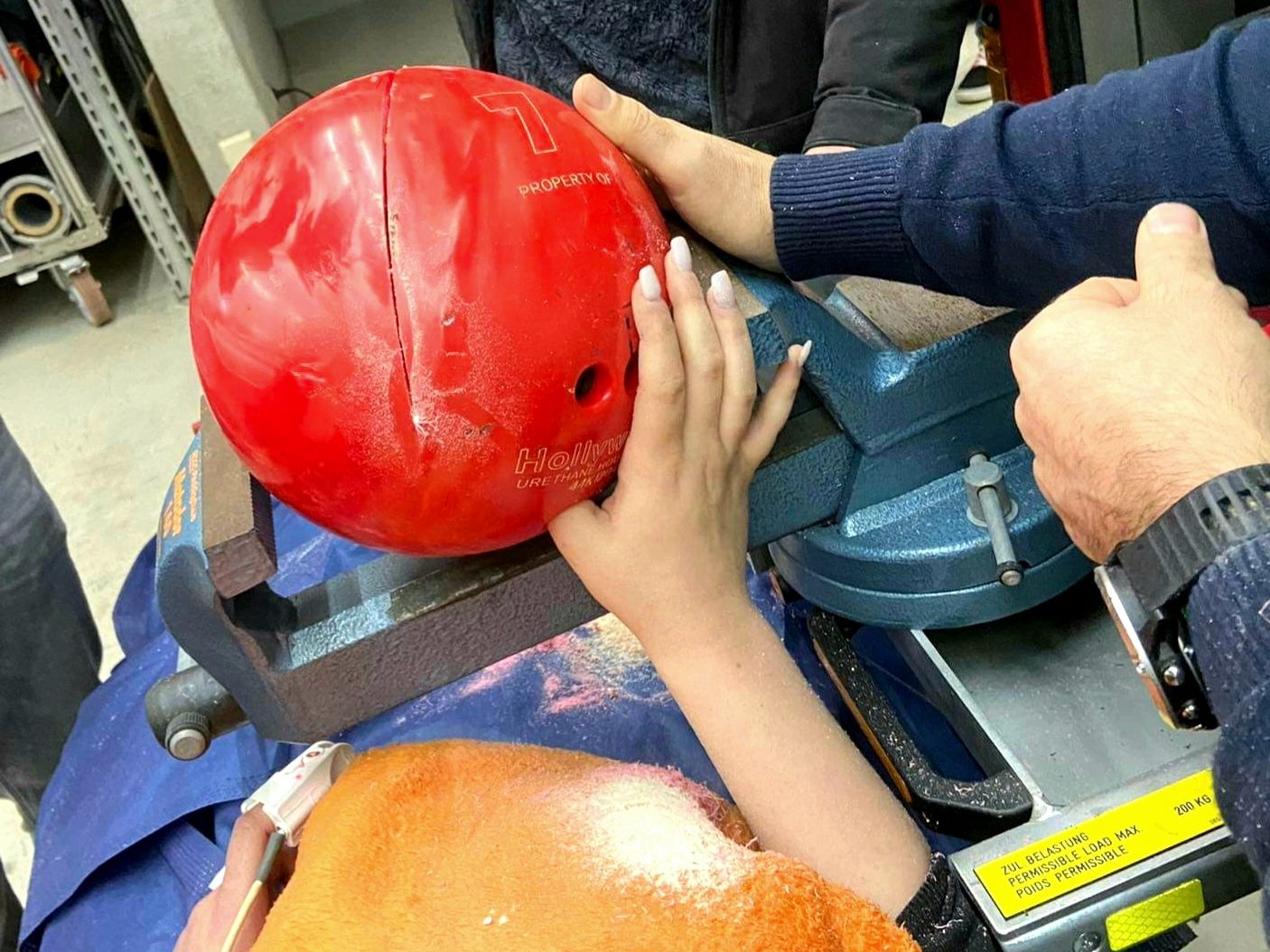 Mittels Säge konnte die Hand des Mädchens befreit werden.