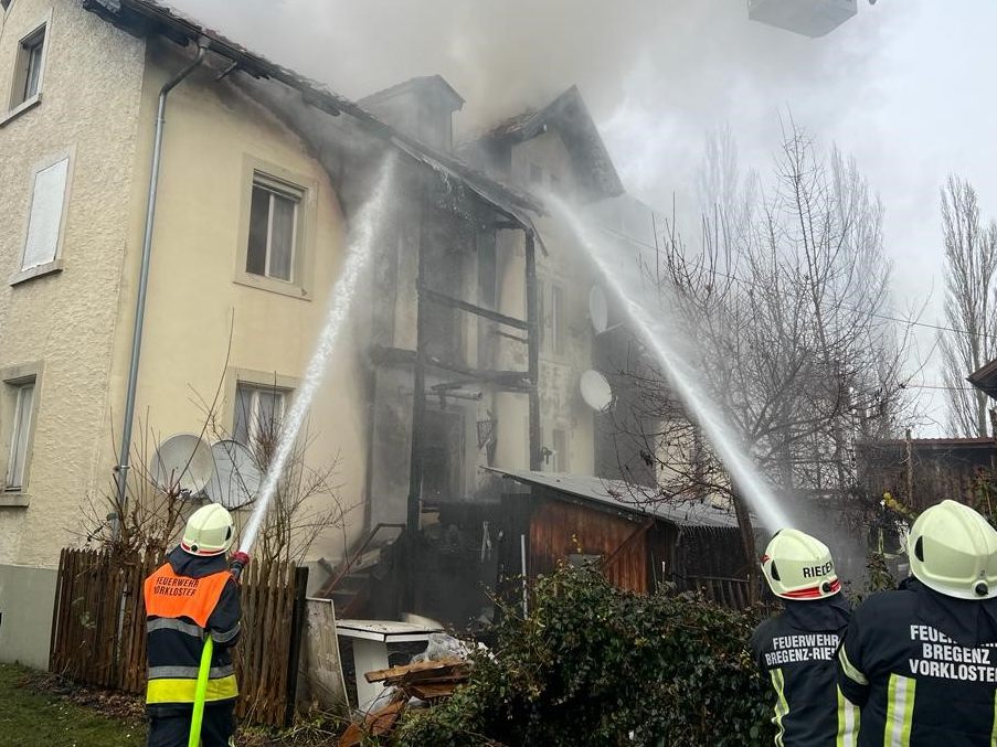 Großeinsatz der Feuerwehr in Bregenz unweit des Stadions. Großeinsatz der Feuerwehr in Bregenz unweit des Stadions.