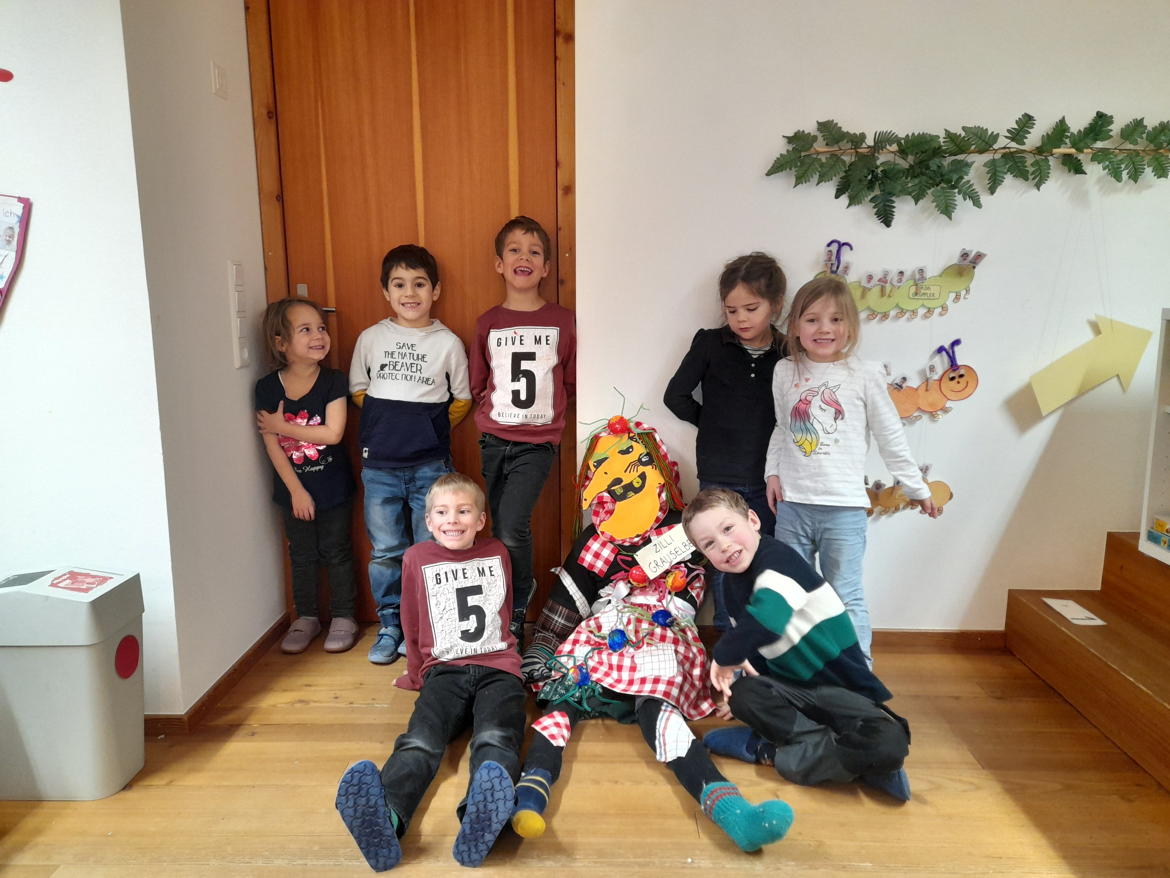 Die Kindergartenkinder mit der Funkenhexe "Zilly Grauselbein" Die Kindergartenkinder mit der Funkenhexe "Zilly Grauselbein"