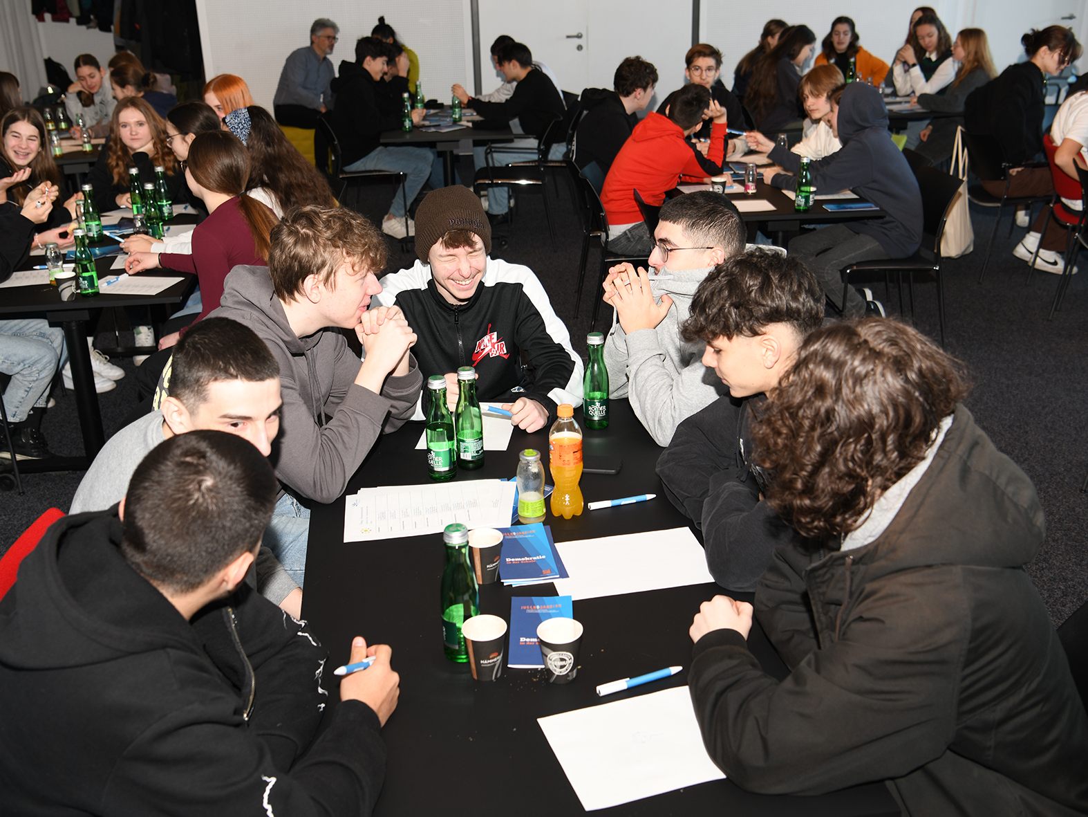 Über 80 Jugendliche hatten sich zum spannenden Kompetenzfrühstück bei Russmedia angemeldet. Über 80 Jugendliche hatten sich zum spannenden Kompetenzfrühstück bei Russmedia angemeldet.