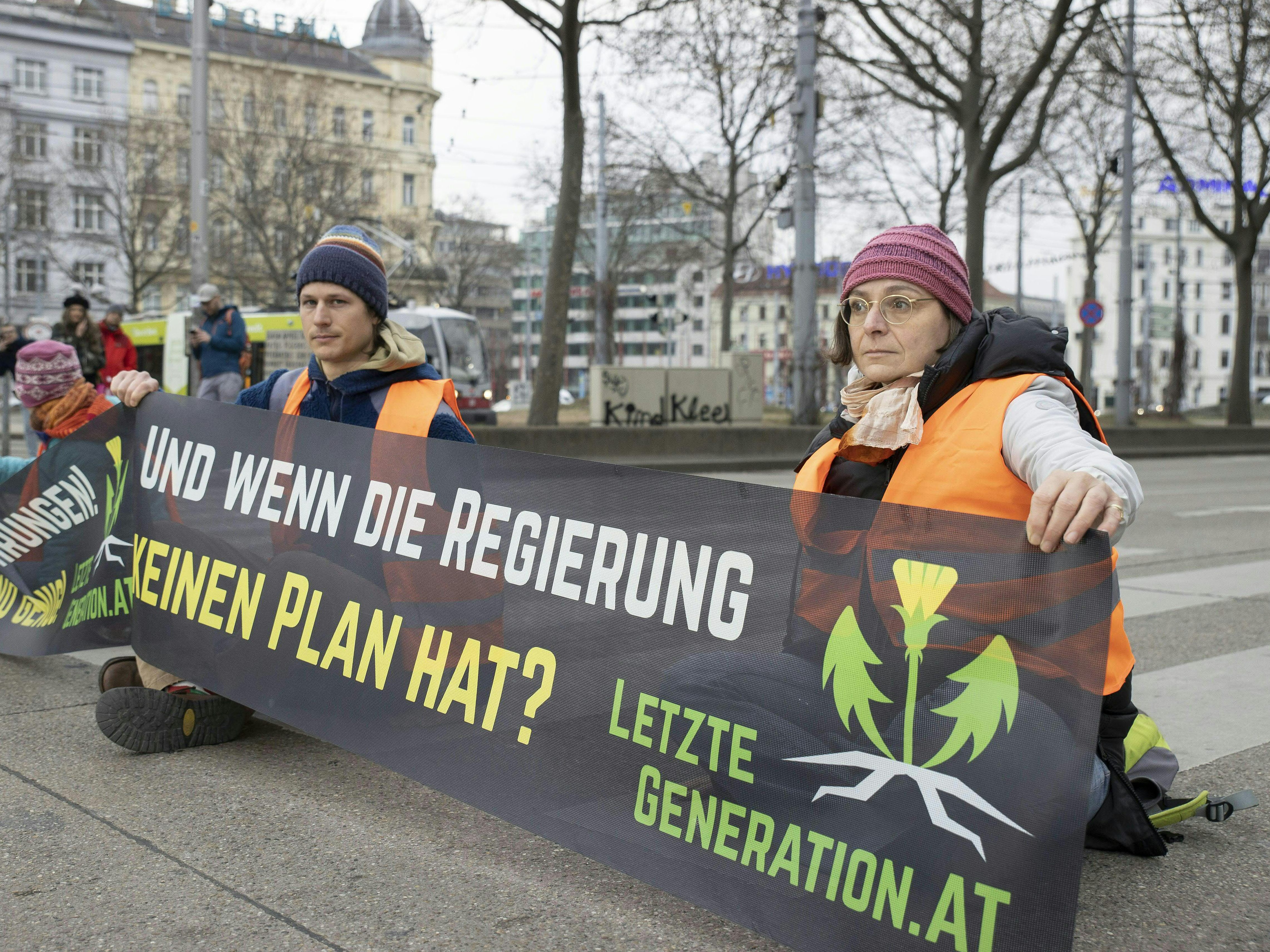 Am Mittwoch klebten sich Klimaaktivisten am Wiener Gürtel fest.