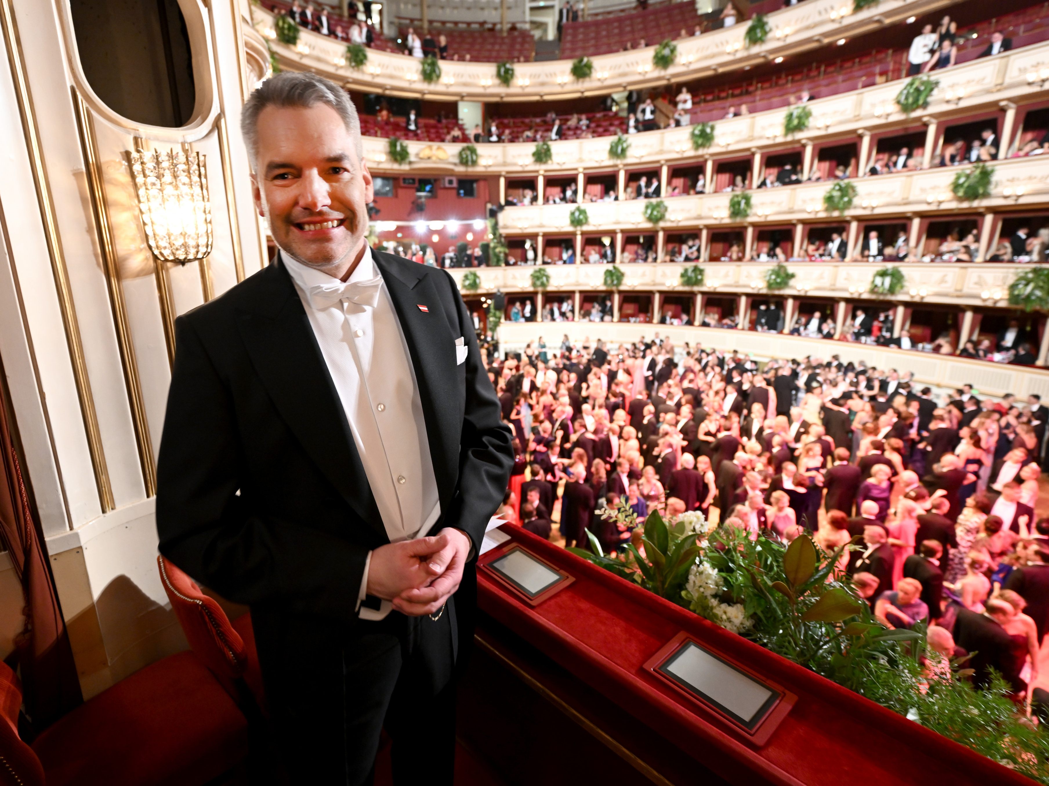 Opernball-Premiere für Kanzler Nehammer. Opernball-Premiere für Kanzler Nehammer.