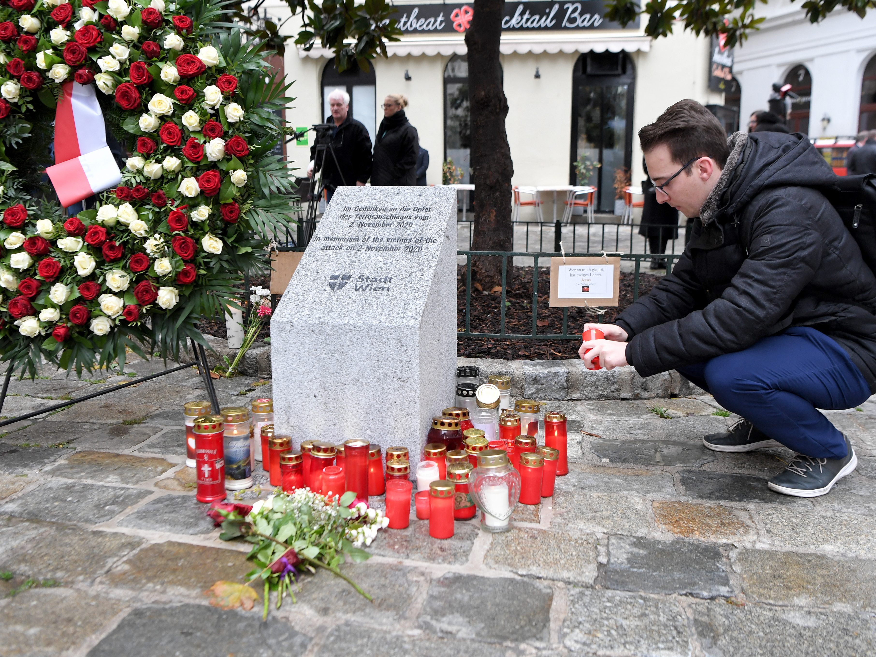 Die Familie eines beim Terror-Anschlag in Wien Getöteten ist unzufrieden mit dem Gedenkstein in der Wiener Innenstadt. Die Familie eines beim Terror-Anschlag in Wien Getöteten ist unzufrieden mit dem Gedenkstein in der Wiener Innenstadt.