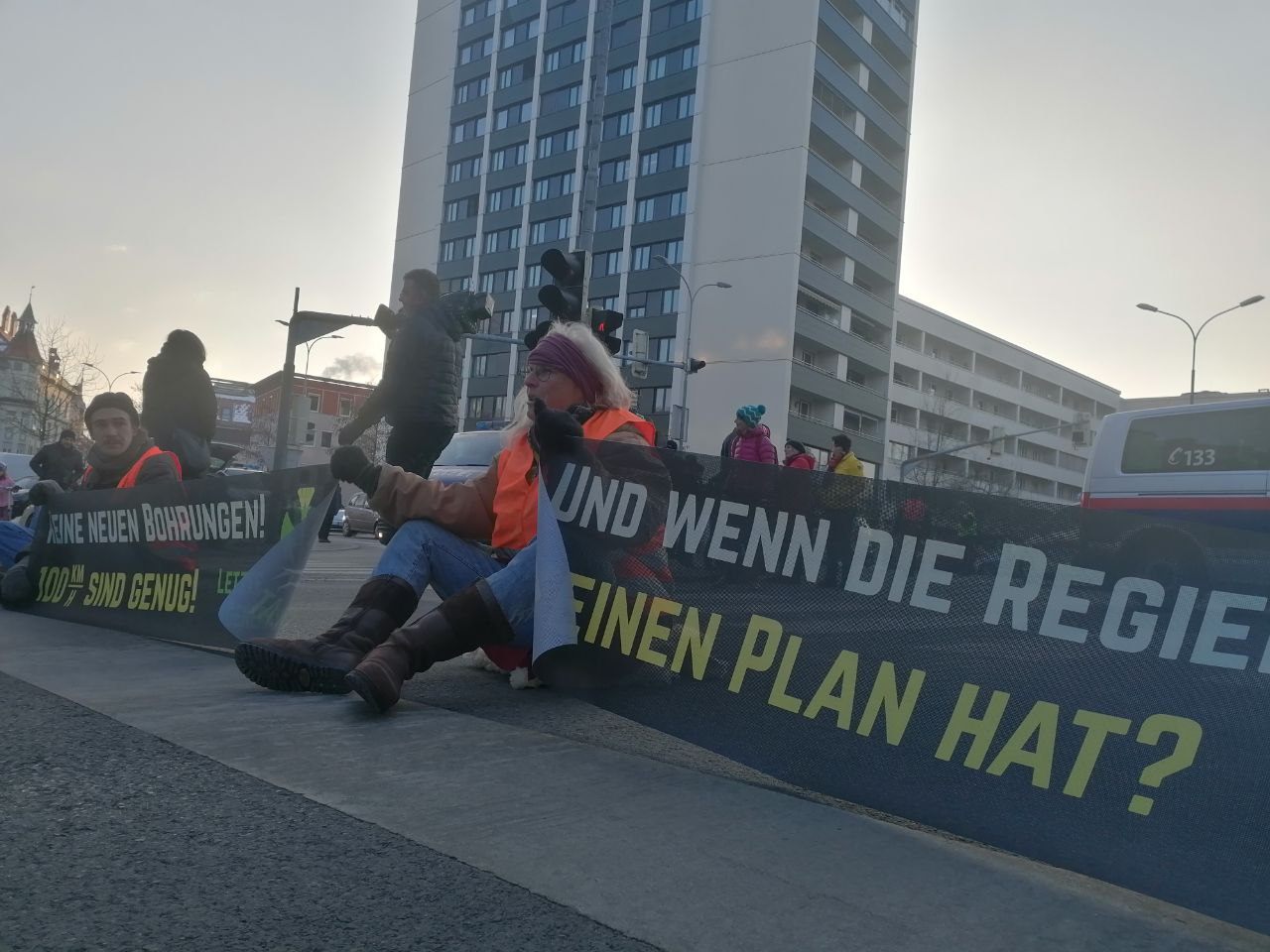 Drei Aktivisten der "Letzten Generation" blockierten in Klagenfurt die Straße. Drei Aktivisten der "Letzten Generation" blockierten in Klagenfurt die Straße.
