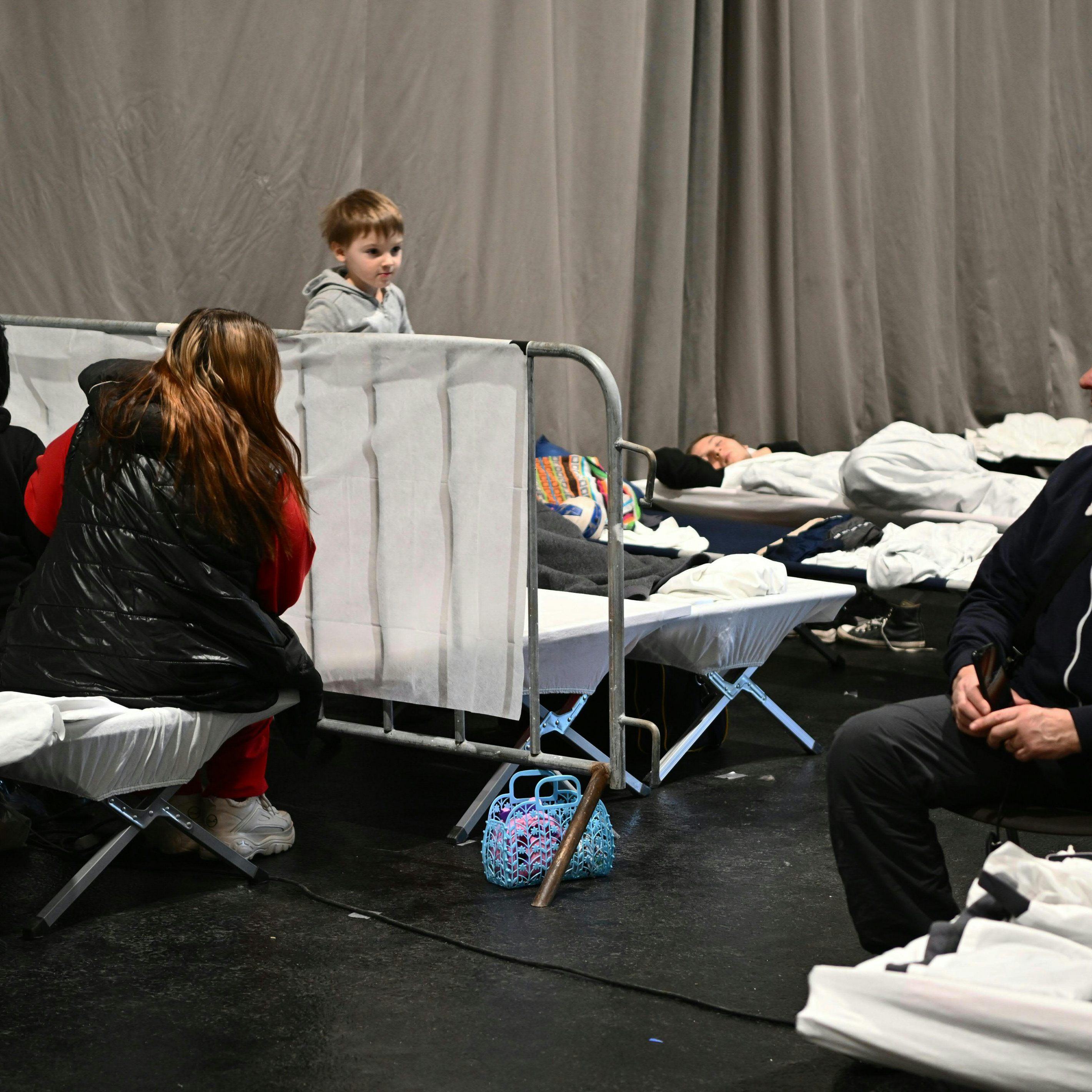 Geflüchtete Ukrainer im Ankunftszentrum in Wiener Neustadt.