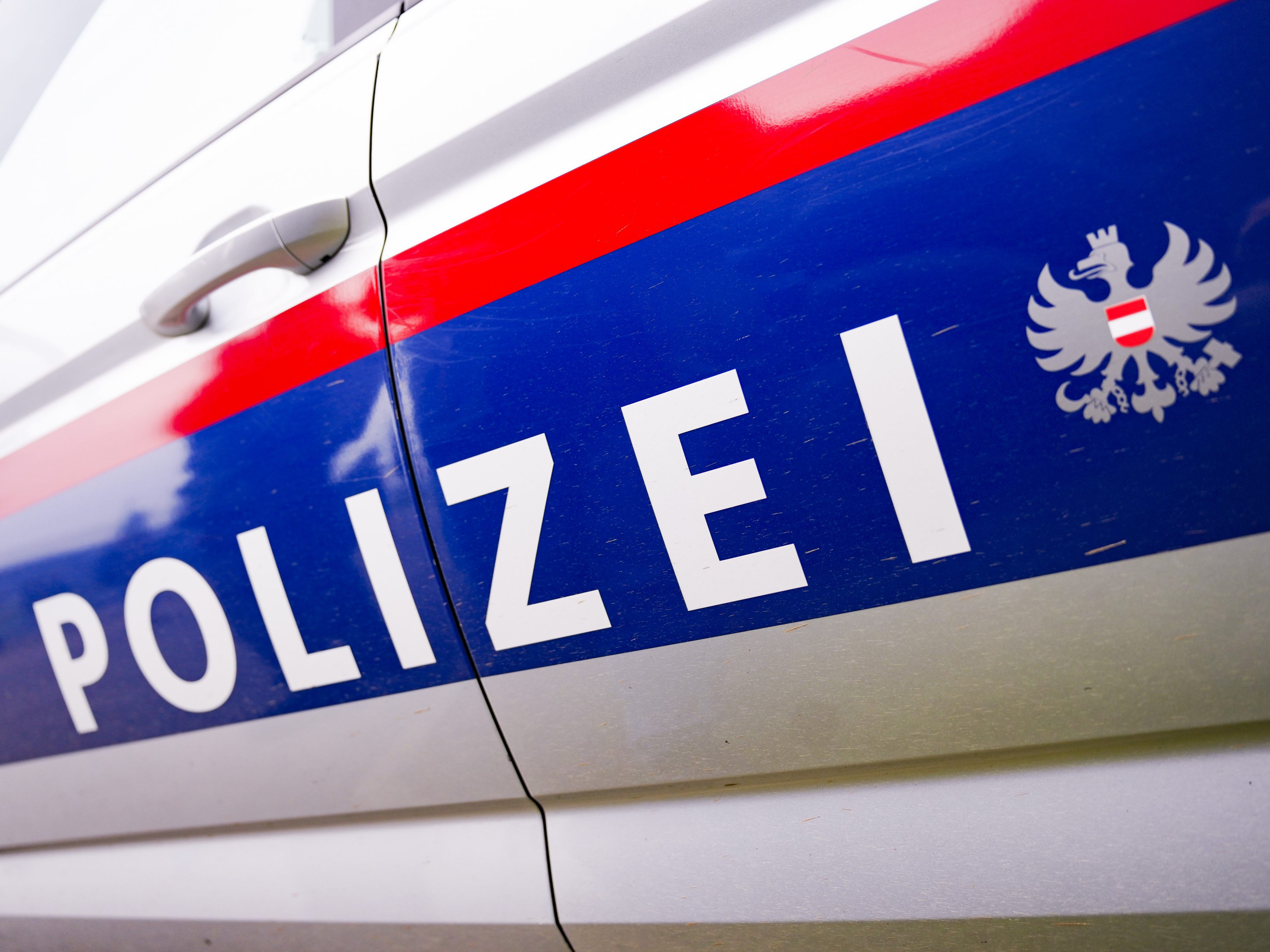 Die Wiener Polizei verhaftete zwei Verdächtige nach einer Messerattacke in Favoriten. Die Wiener Polizei verhaftete zwei Verdächtige nach einer Messerattacke in Favoriten.