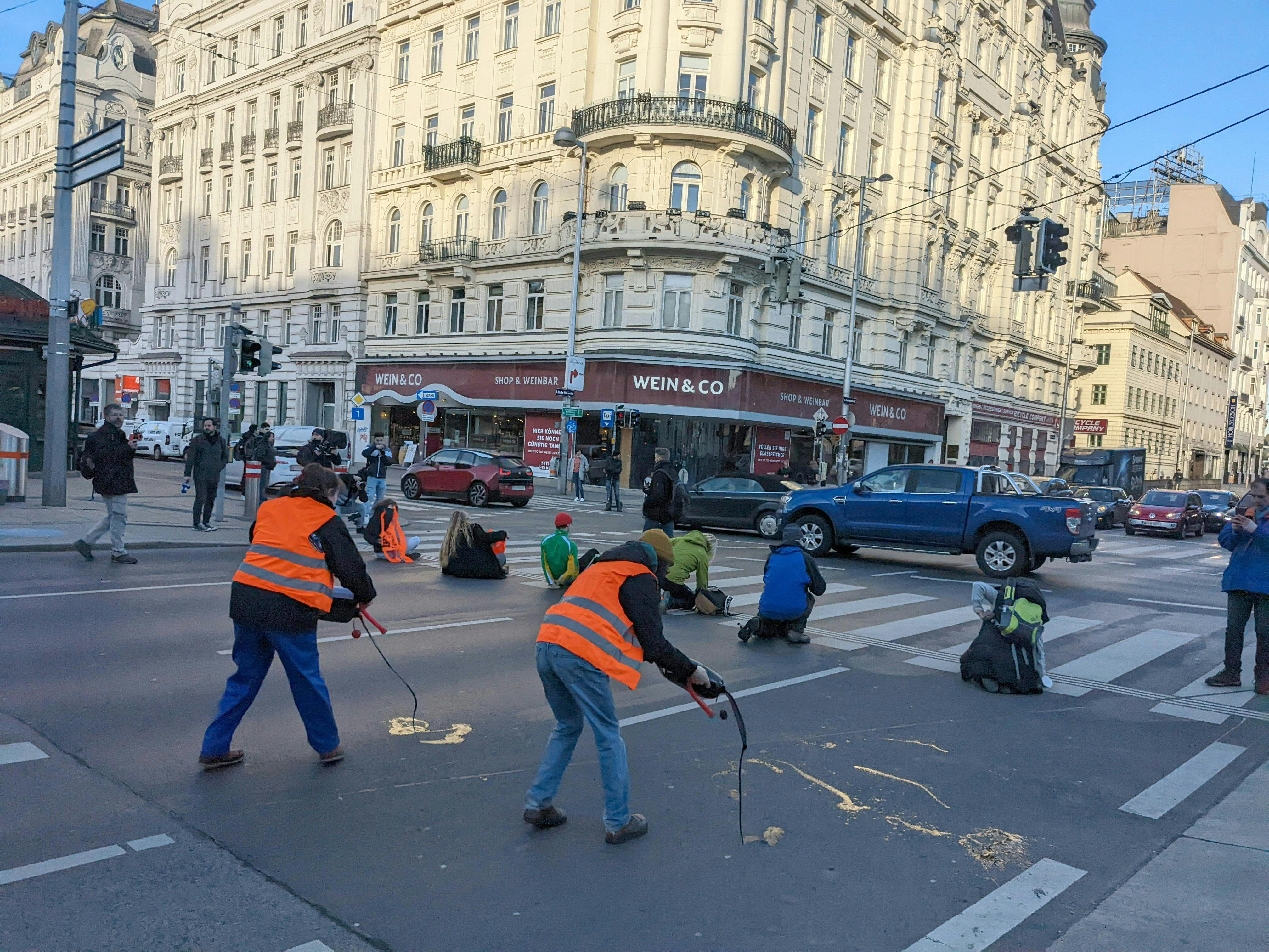 Klima-Aktivisten schütteten Pflanzenöl auf Fahrbahn beim Wiener Getreidemarkt. Klima-Aktivisten schütteten Pflanzenöl auf Fahrbahn beim Wiener Getreidemarkt.