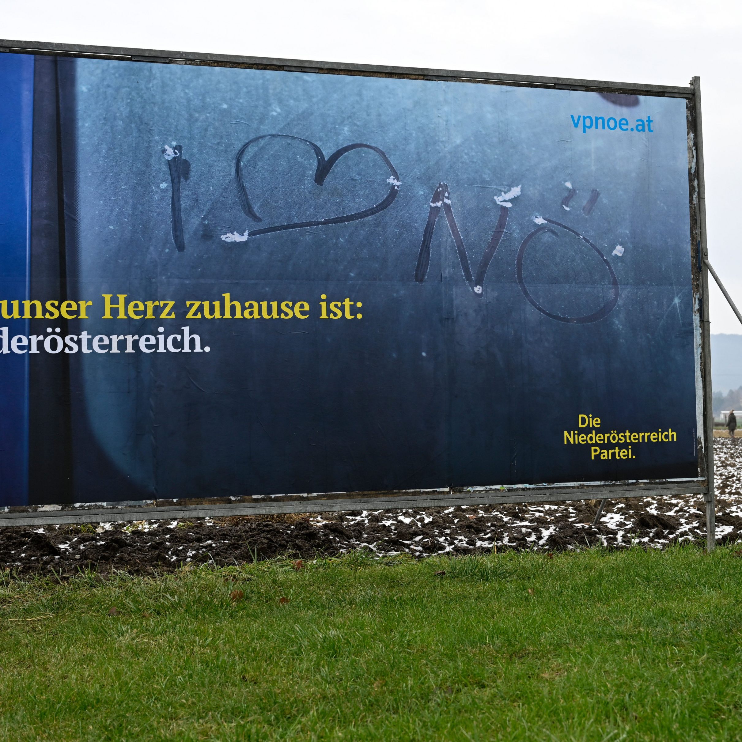 Die ÖVP landete bei der NÖ-Wahl auf Platz 1, die SPÖ auf Rang 3. Im Bild: Ein Wahlplakat 2022.