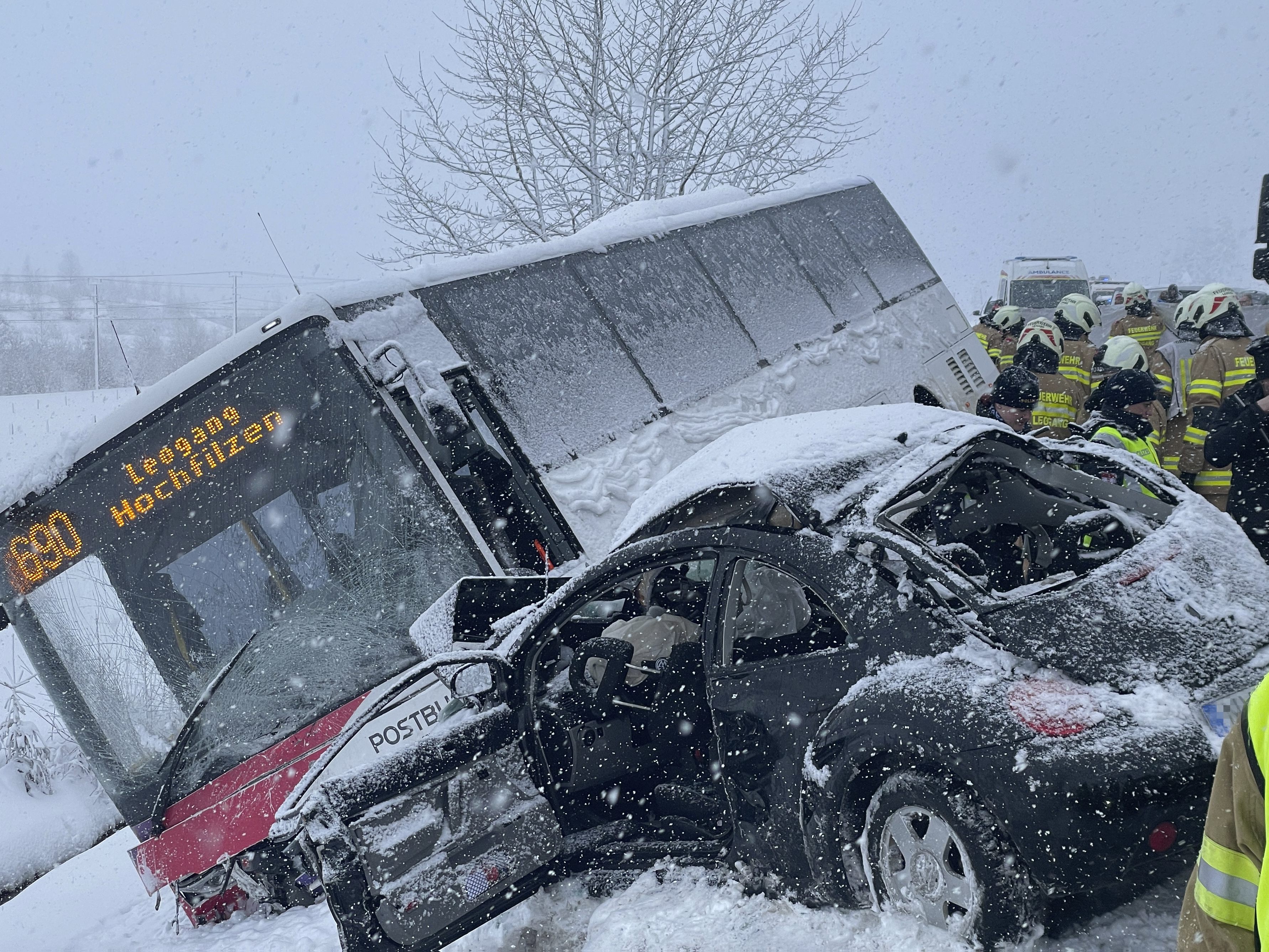 Zwei Personen kamen bei Unfall in Salzburg ums Leben.