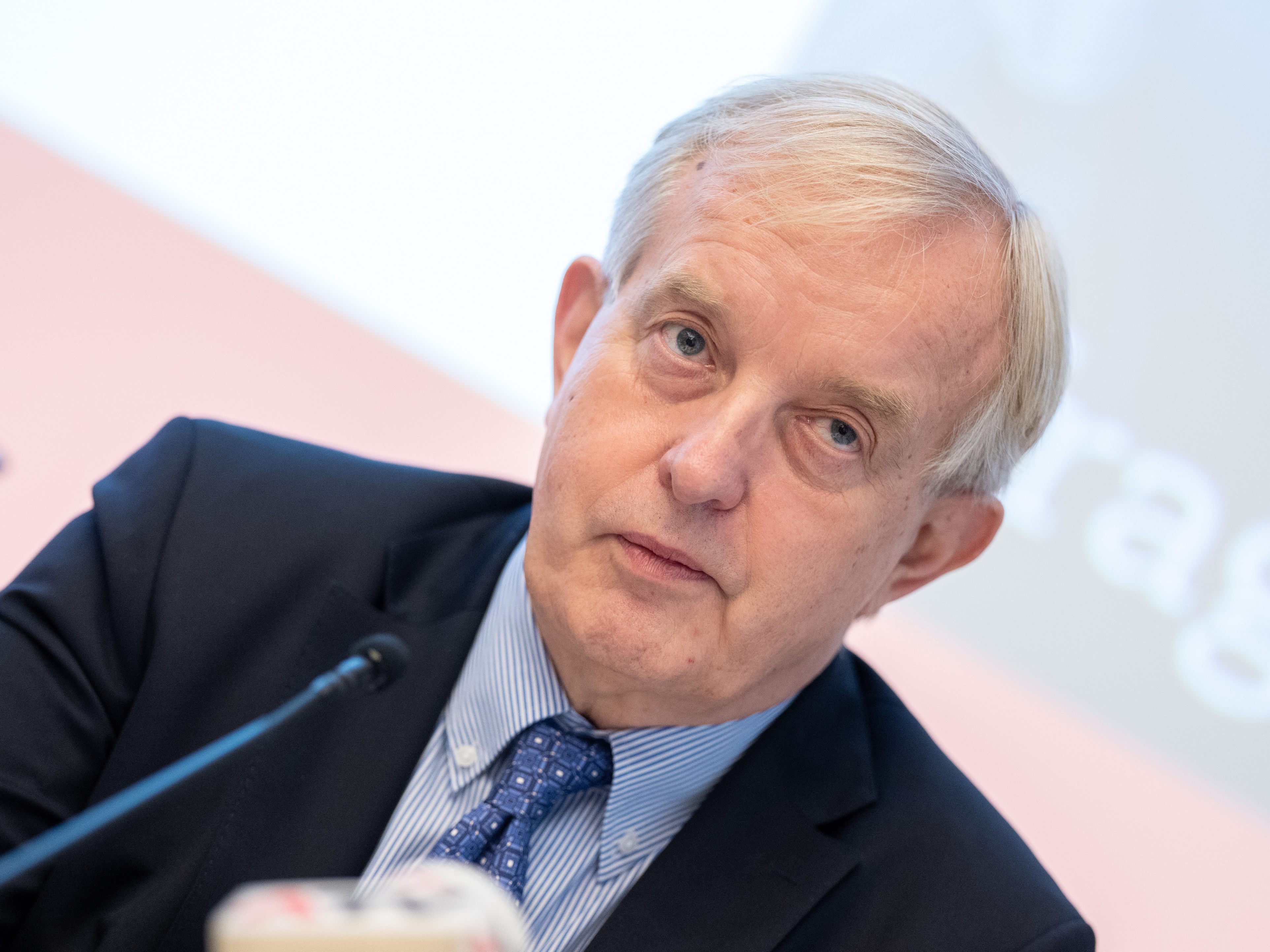 Ärztekammer-Präsident Johannes Steinhart sitzt auch nach der Vorstandssitzung am Dienstag weiter fest im Sattel.