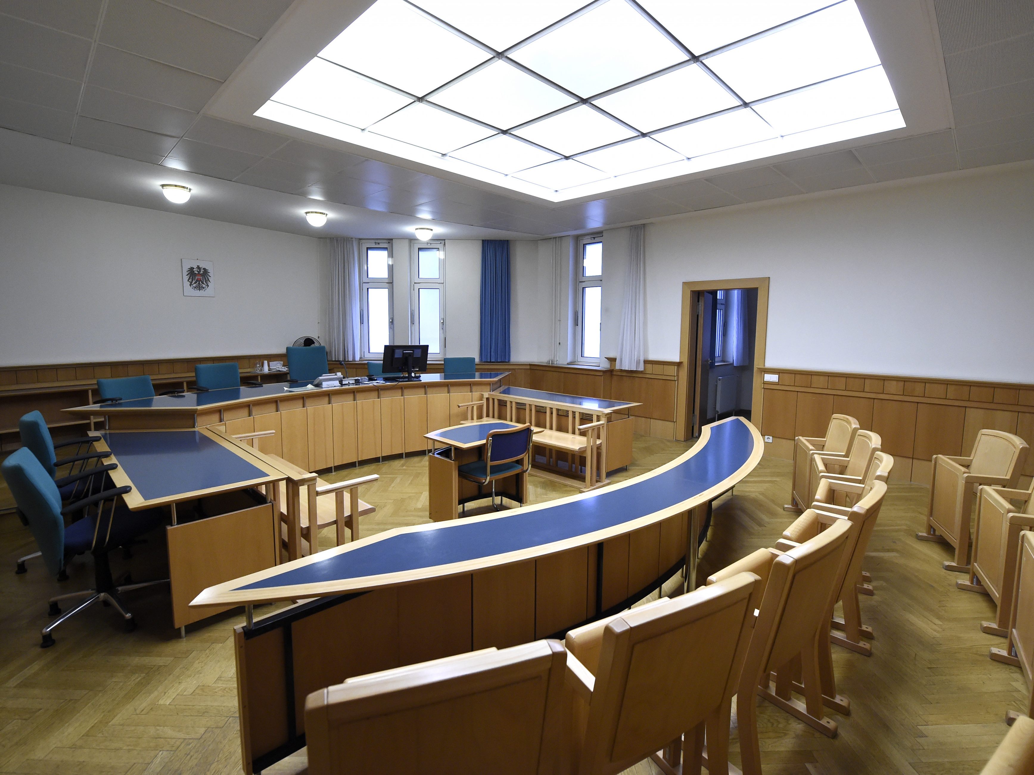 Am Freitag musste sich ein Ex-Polizist wegen Schutzgelderpressung vor Gericht verantworten.